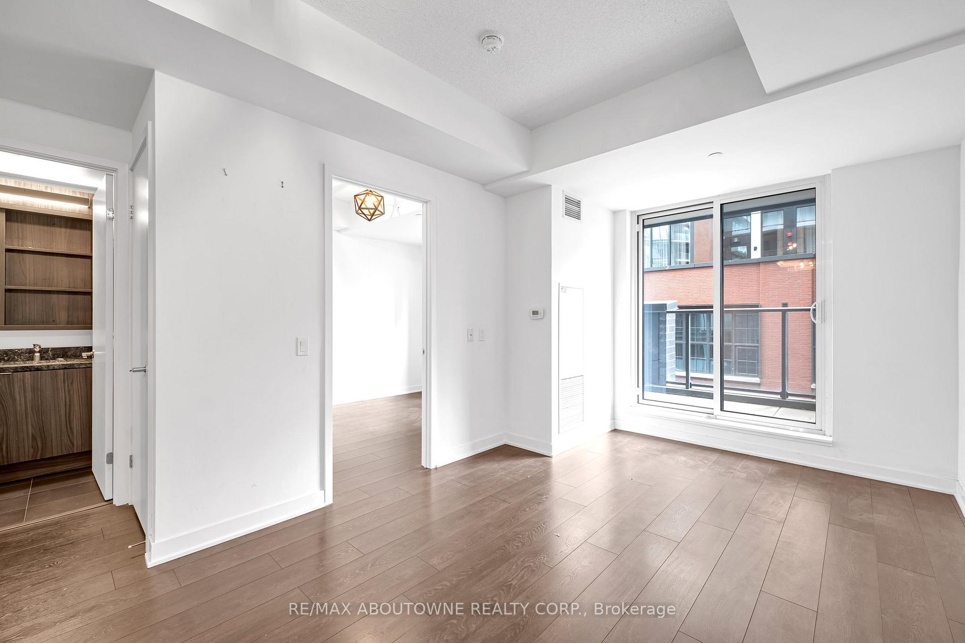 2 Bedrooms Condo at 115 Blue Jays, Toronto For sale