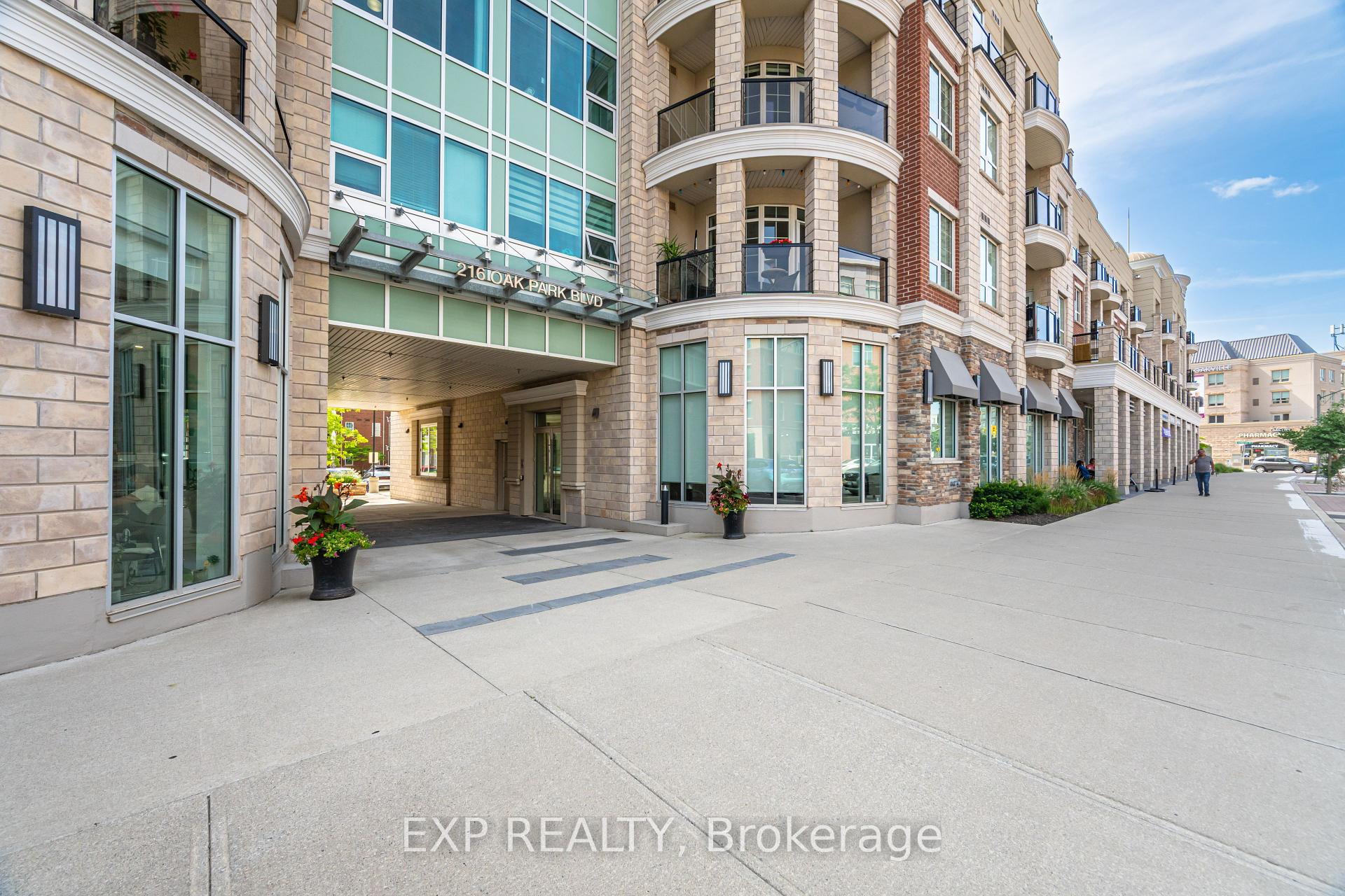 3 Bedrooms Condo at 216 Oak Park, Oakville For sale