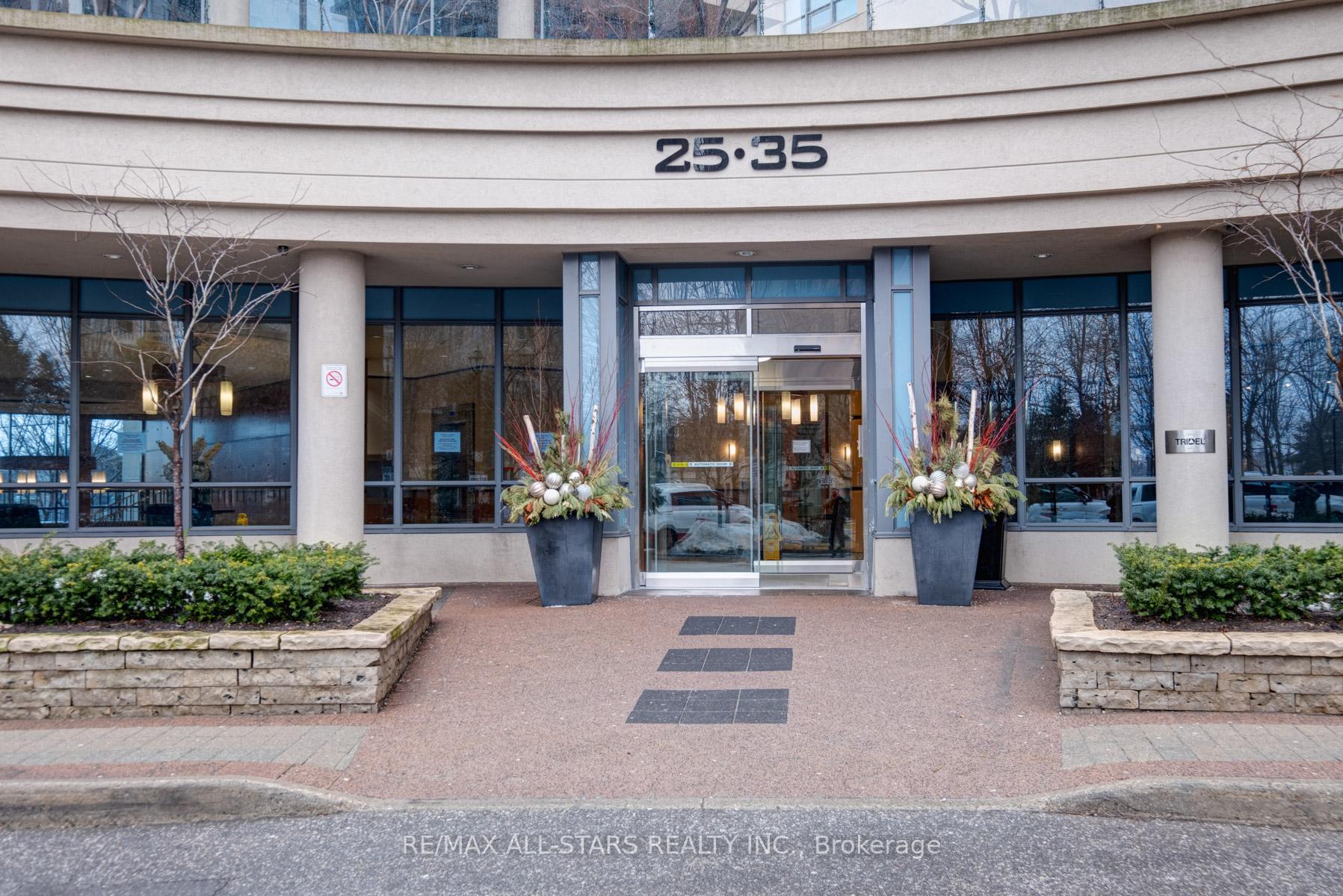 2 Bedrooms Condo at 35 Viking, Toronto For sale