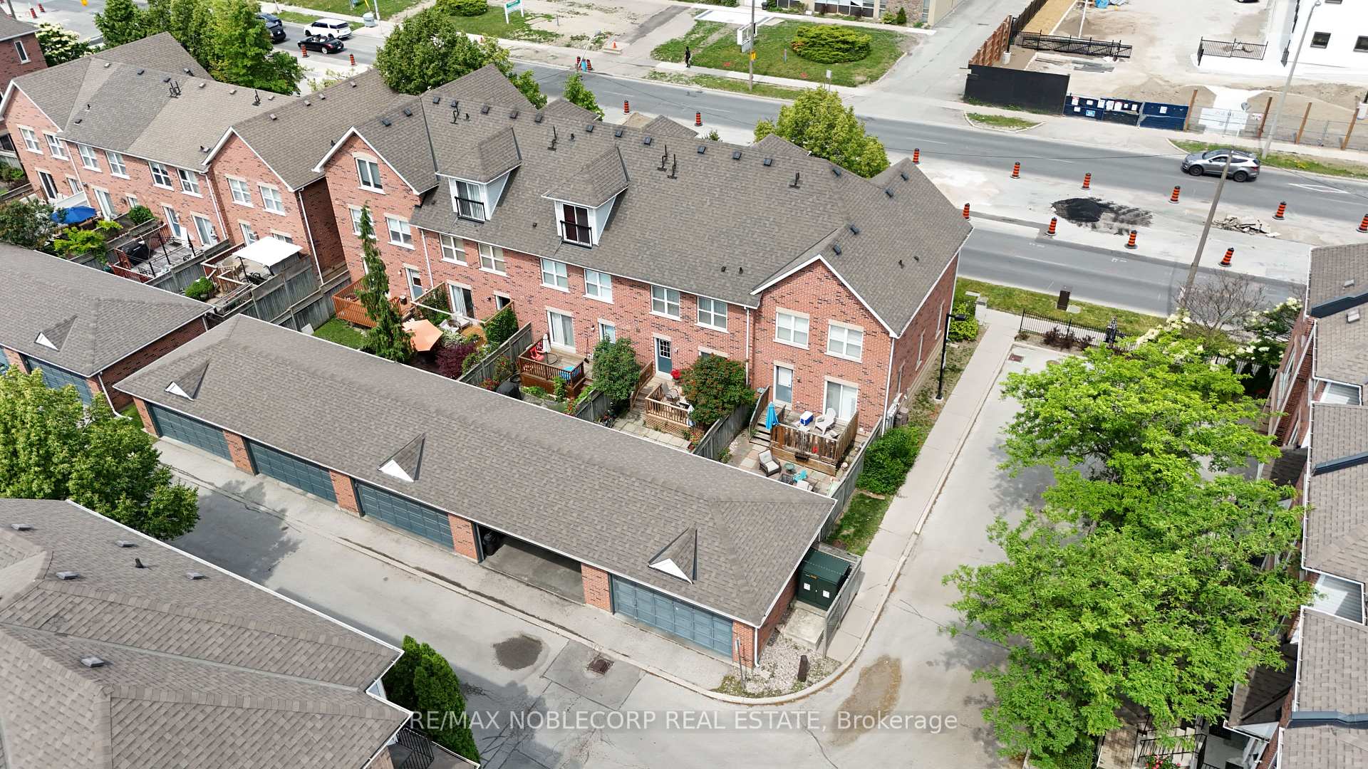4 Bedrooms Condo at 17 Overlea, Toronto For sale