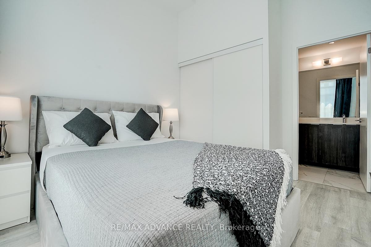 2 Bedrooms Condo at 7 Golden Lion, Toronto For sale