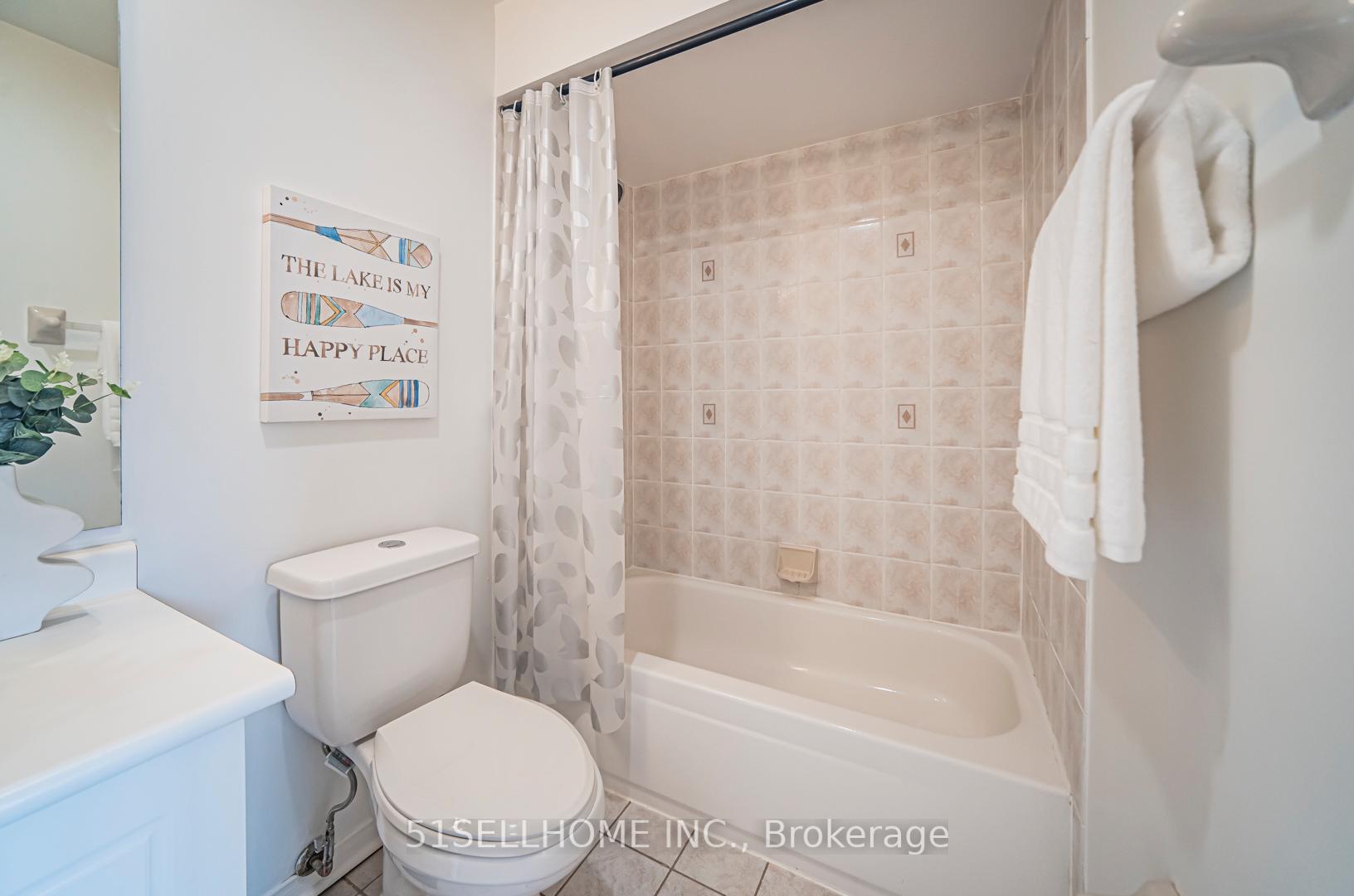 4 Bedrooms Condo at 858 Scollard,  Mississauga For sale
