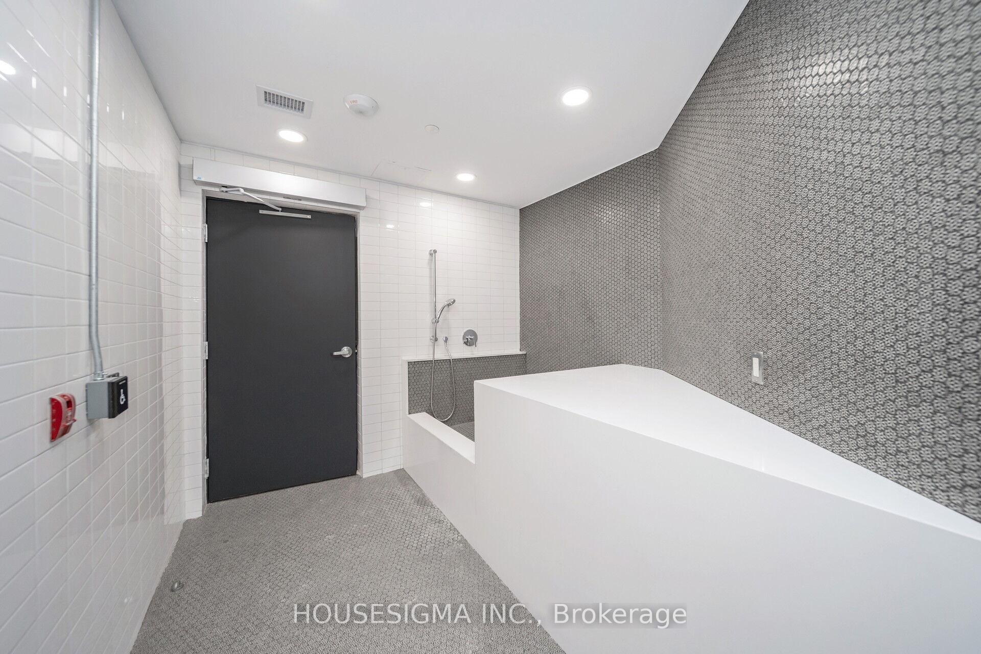 3 Bedrooms Condo at 405 Dundas, Oakville For sale