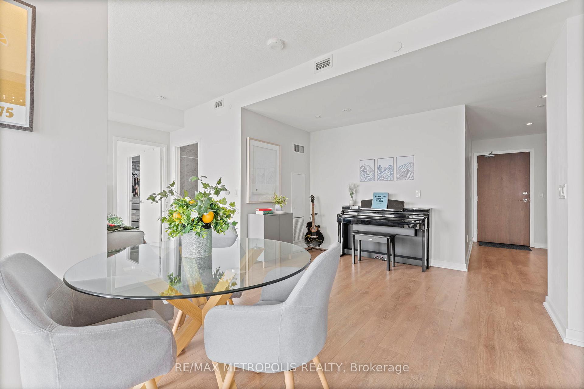 2 Bedrooms Condo at 117 McMahon, Toronto For sale