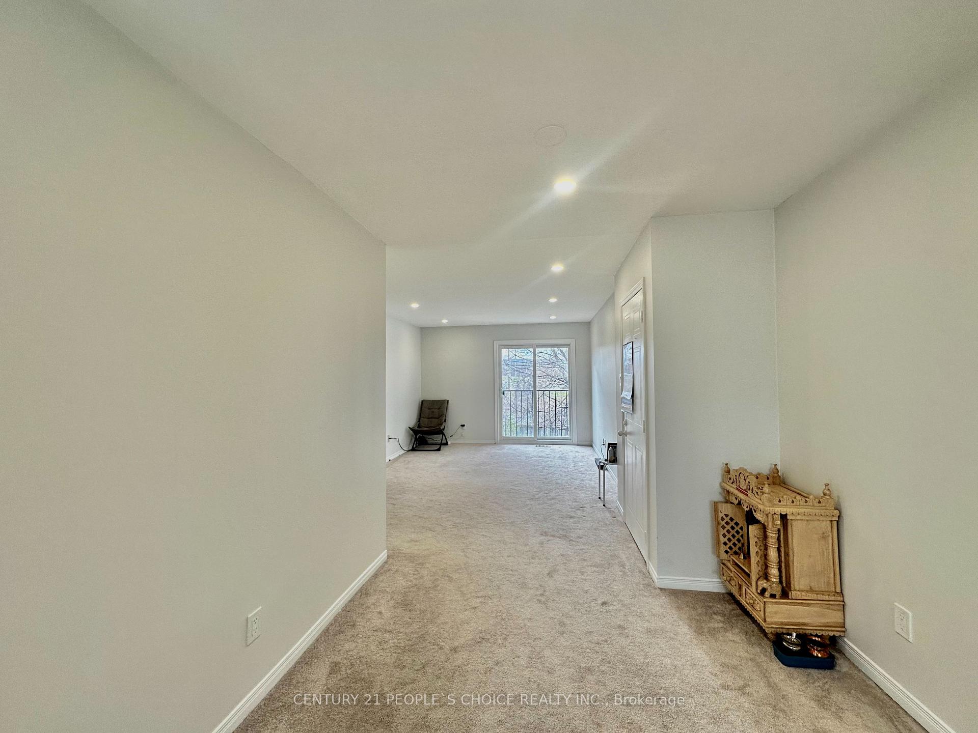 3 Bedrooms Condo at 2530 Northampton, Burlington For sale