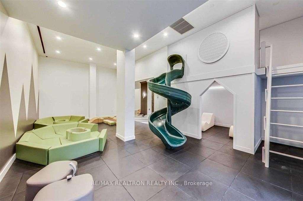 2 Bedrooms Condo at 39 Roehampton, Toronto For sale