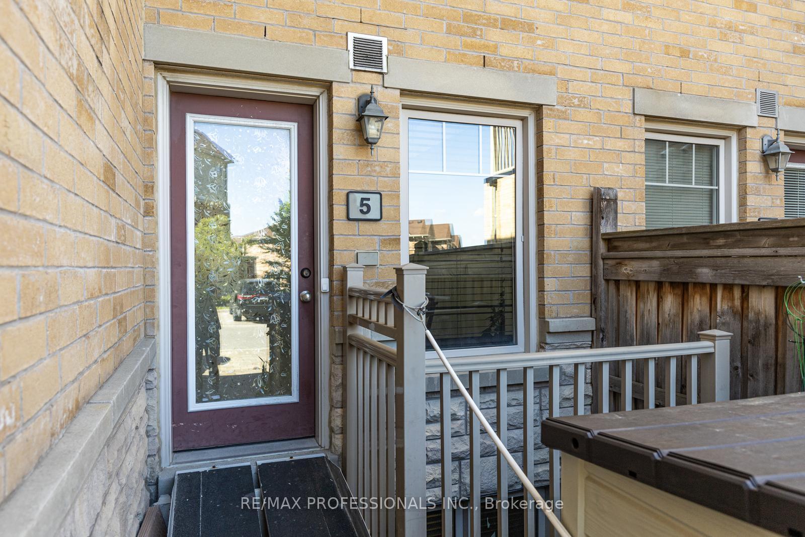 2 Bedrooms Condo at 3070 Thomas, Mississauga For sale
