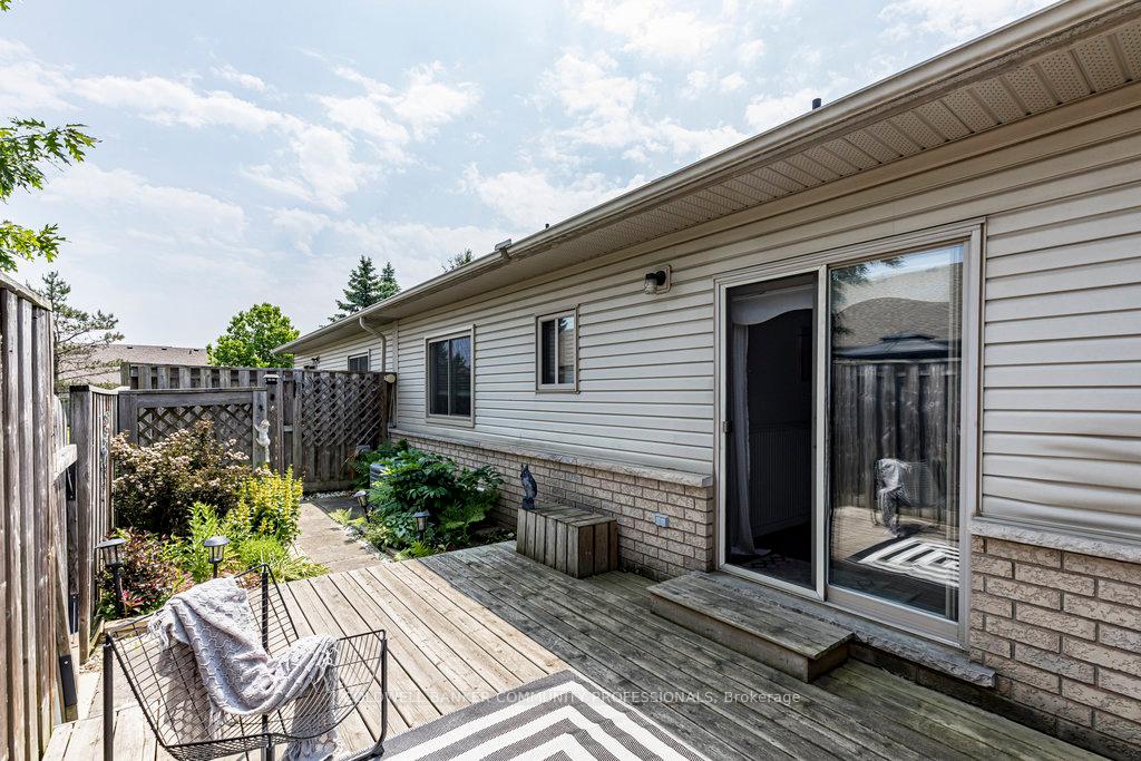 2 Bedrooms Condo at 130 Southbrook, Hamilton For sale