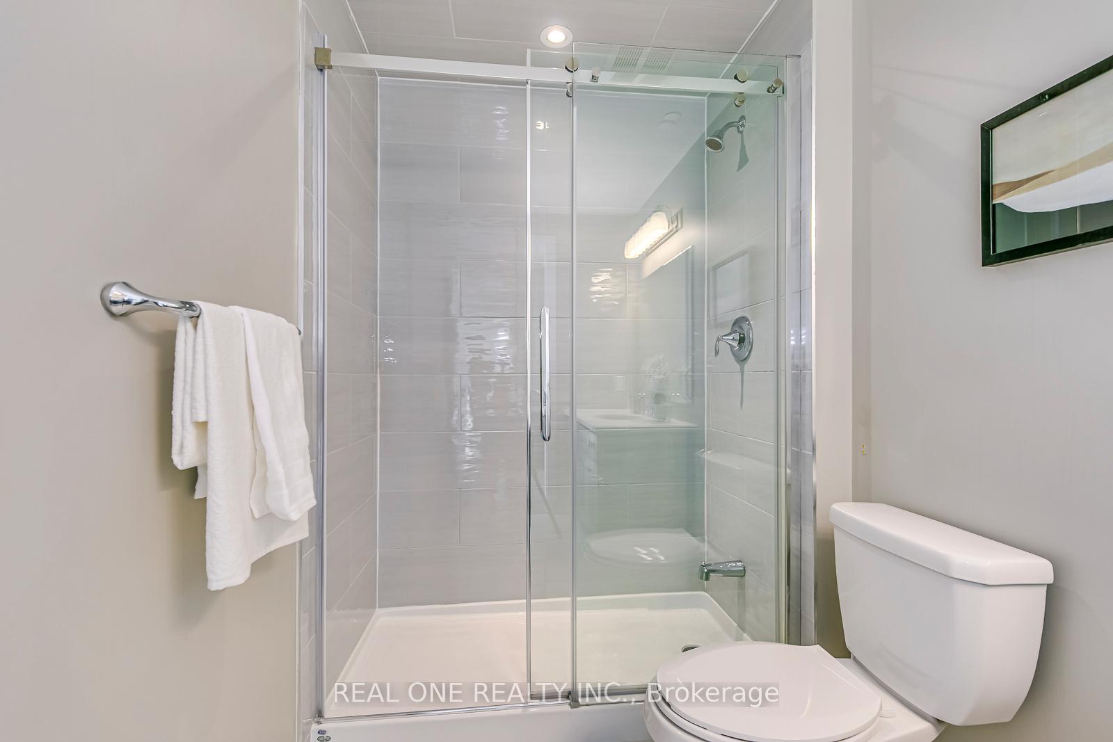2 Bedrooms Condo at 95 Dundas, Oakville For sale