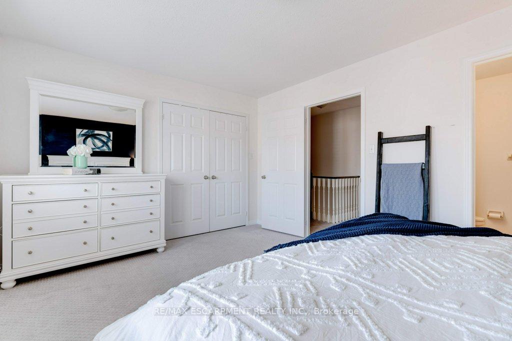 4 Bedrooms Condo at 5090 Fairview, Burlington For sale