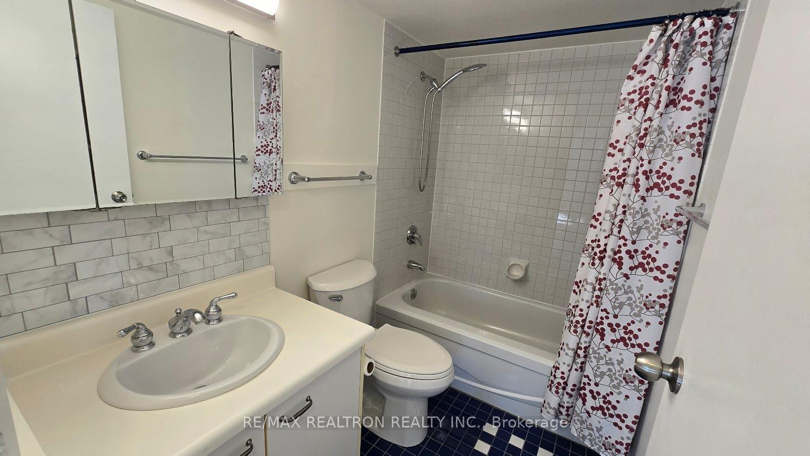 2 Bedrooms Condo at 70 Elmsthorpe, Toronto For sale