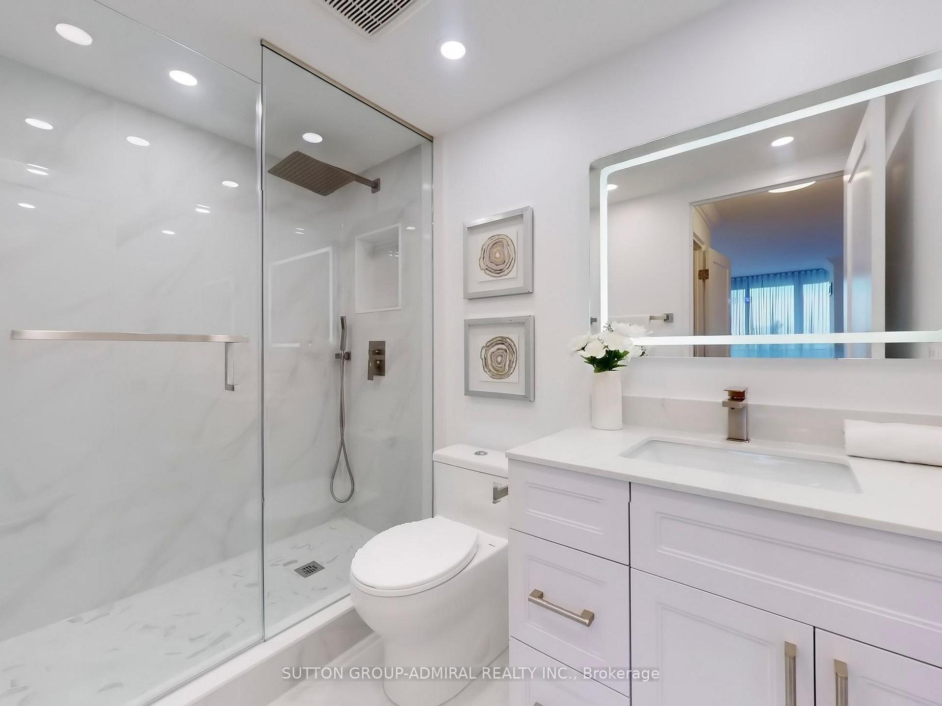 2 Bedrooms Condo at 11 Townsgate,  Vaughan For sale
