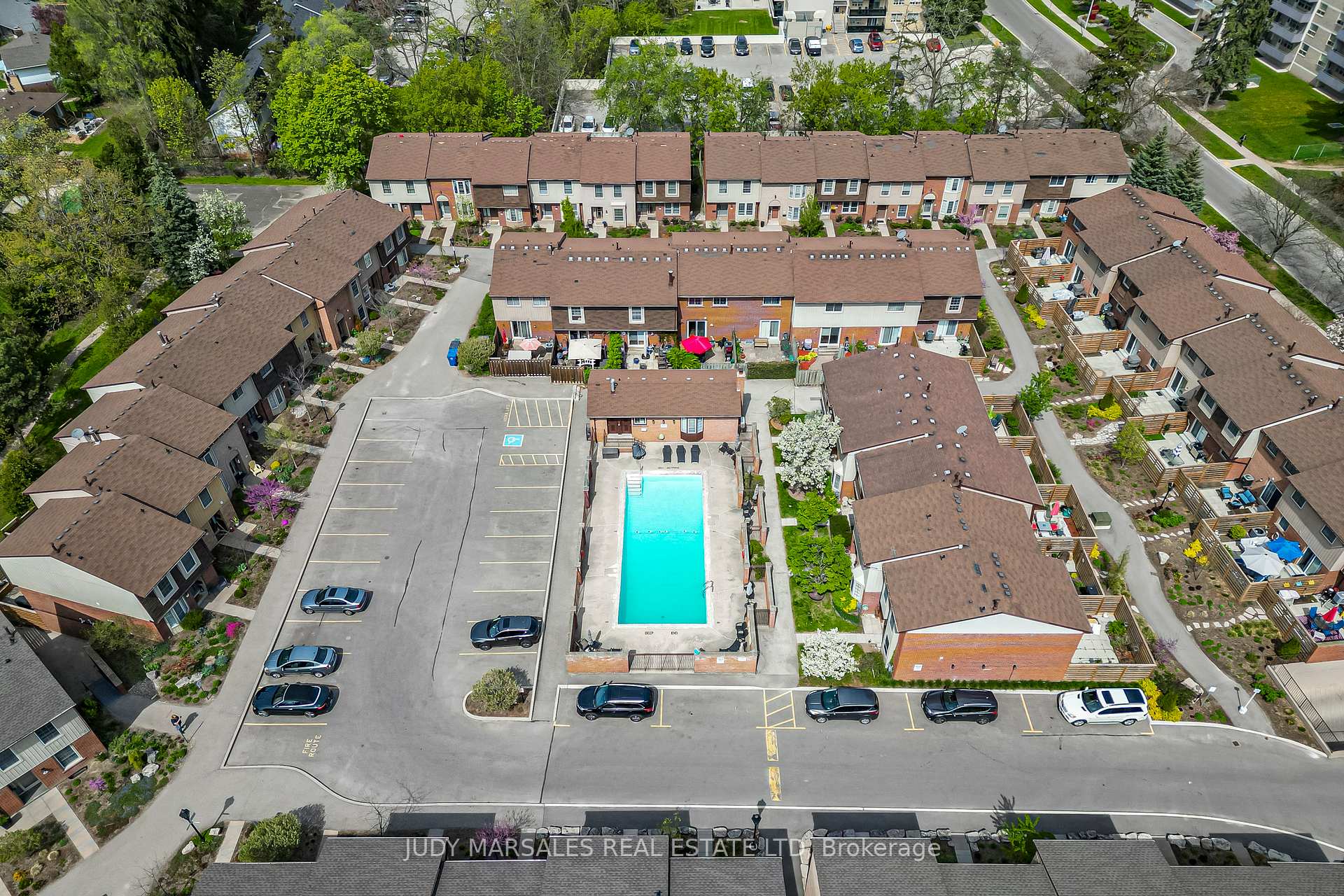 3 Bedrooms Condo at 3035 Glencrest, Burlington For sale