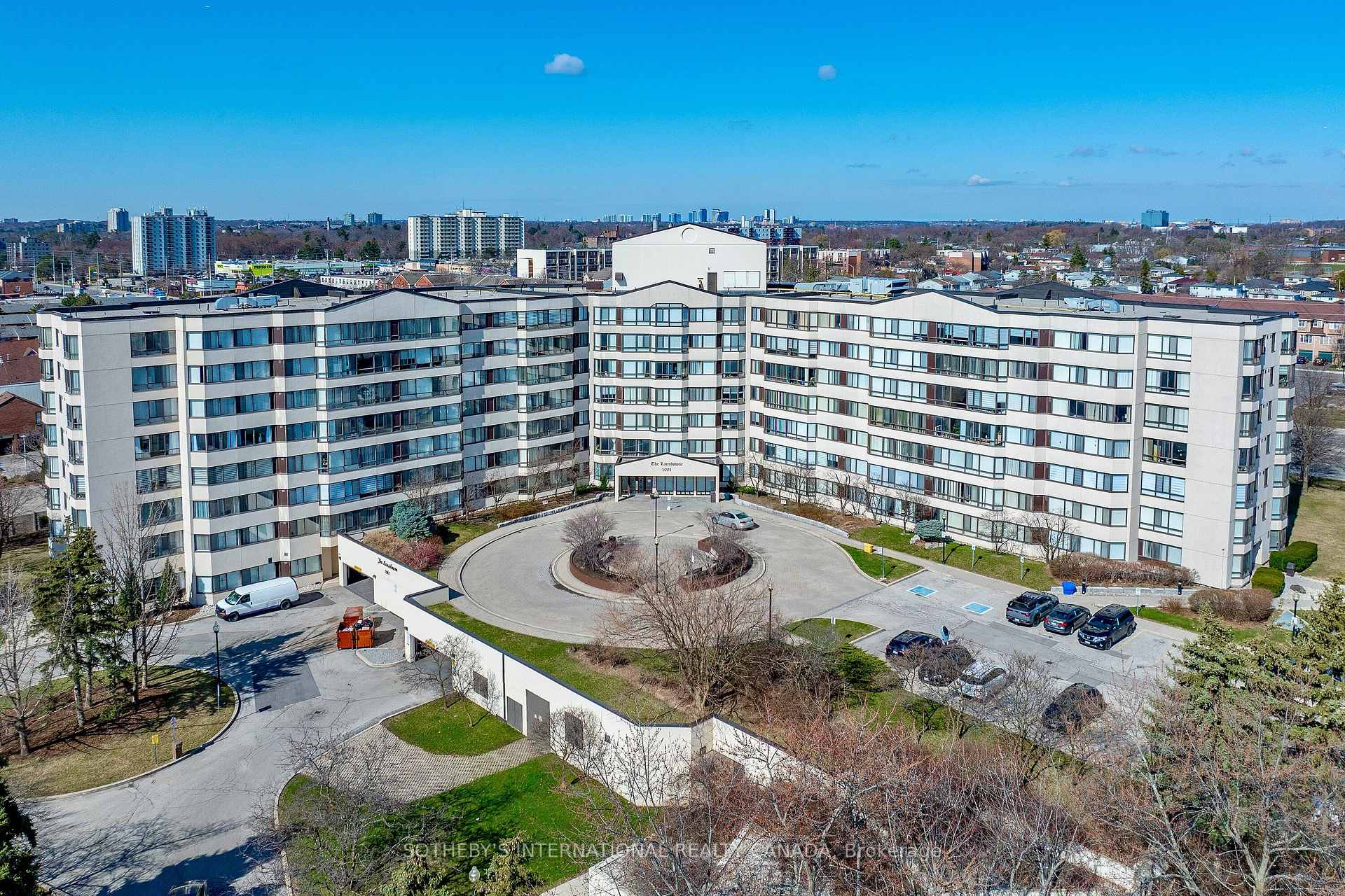3 Bedrooms Condo at 1001 Cedarglen, Mississauga For sale