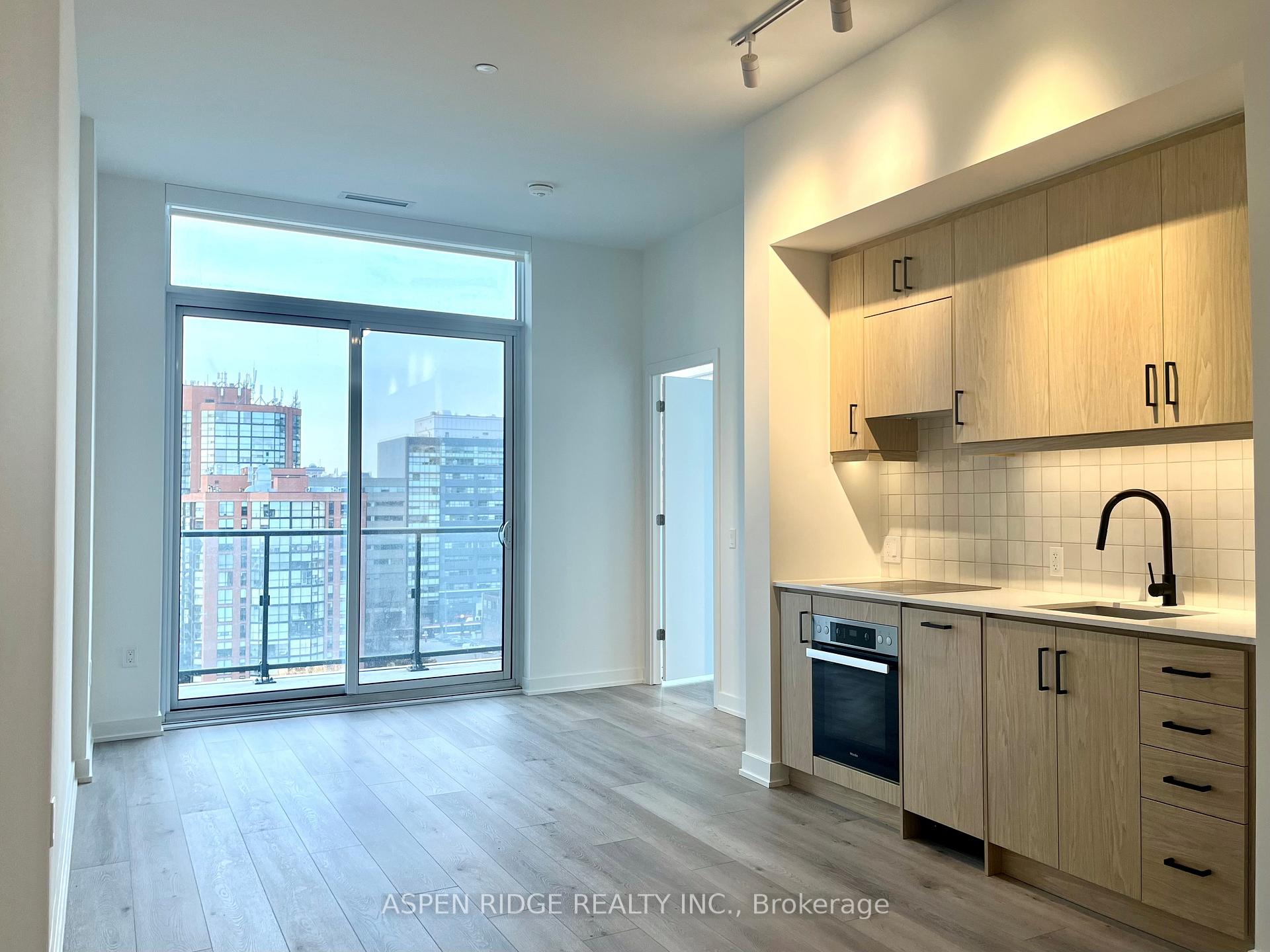 3 Bedrooms Condo at 9 TECUMSETH,  Toronto For sale