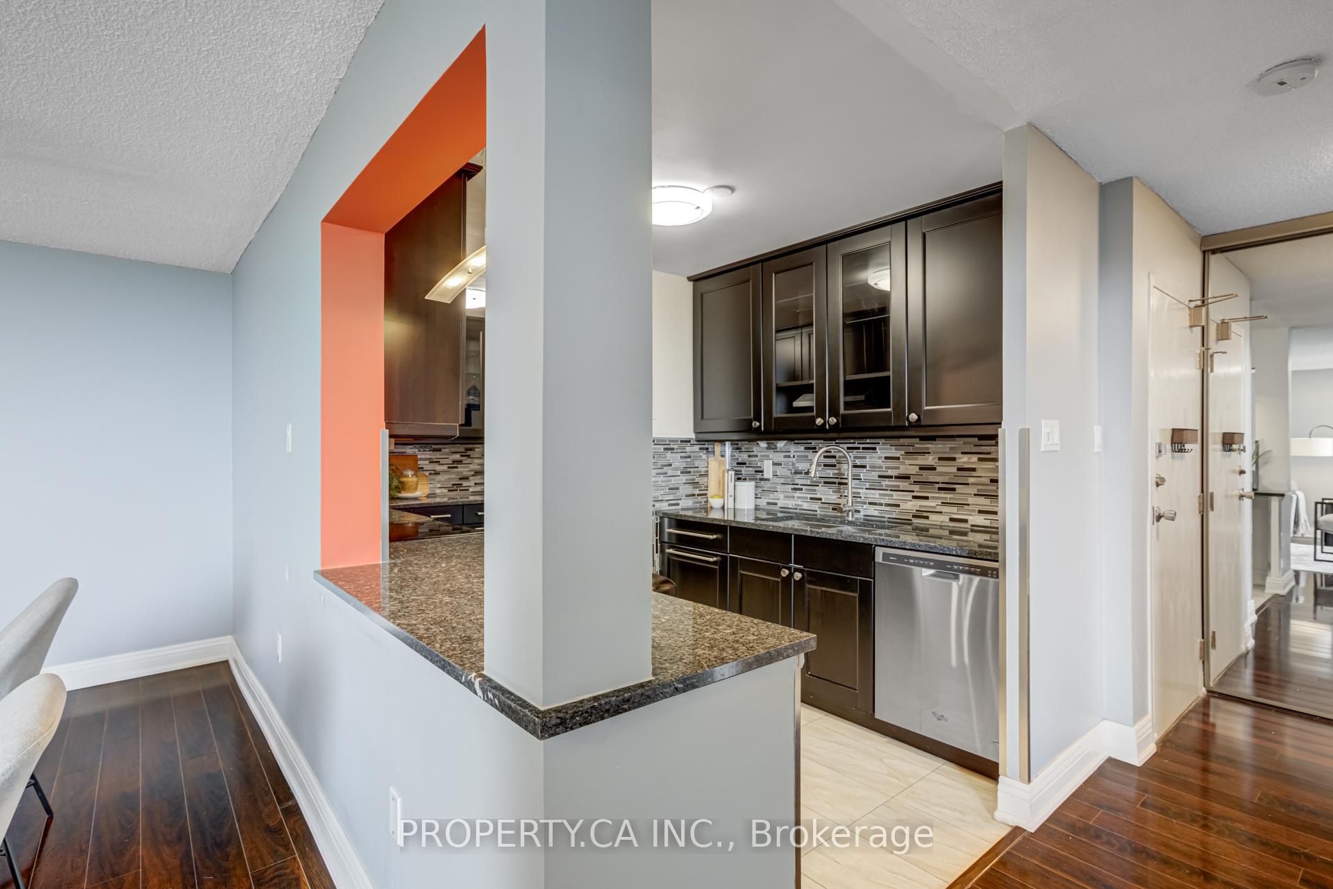 3 Bedrooms Condo at 1515 Lakeshore, Mississauga For sale