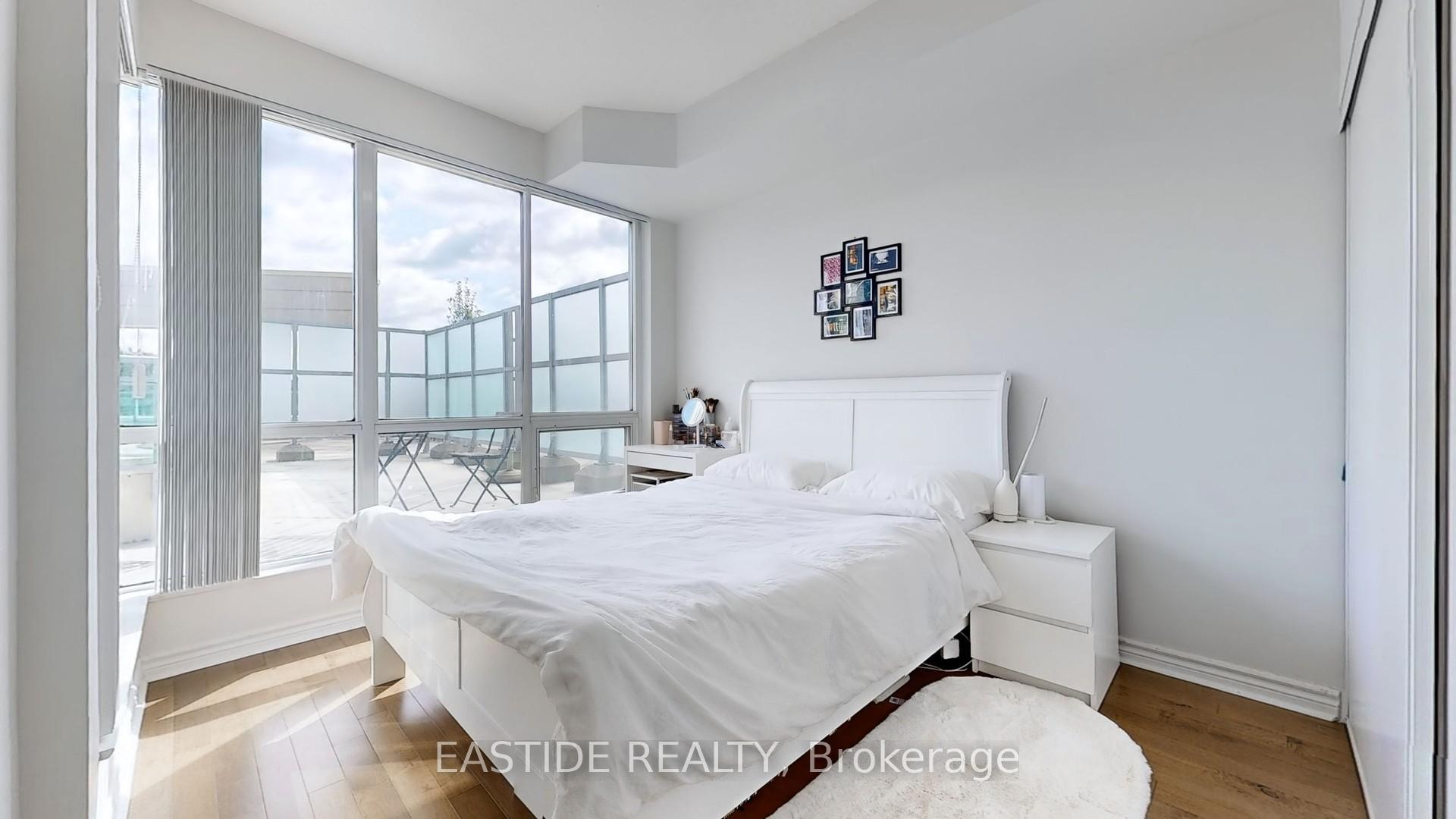 2 Bedrooms Condo at 18 Holmes, Toronto For sale