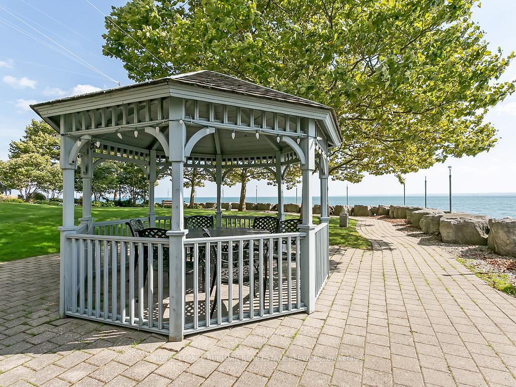 2 Bedrooms Condo at 2190 Lakeshore, Burlington For sale