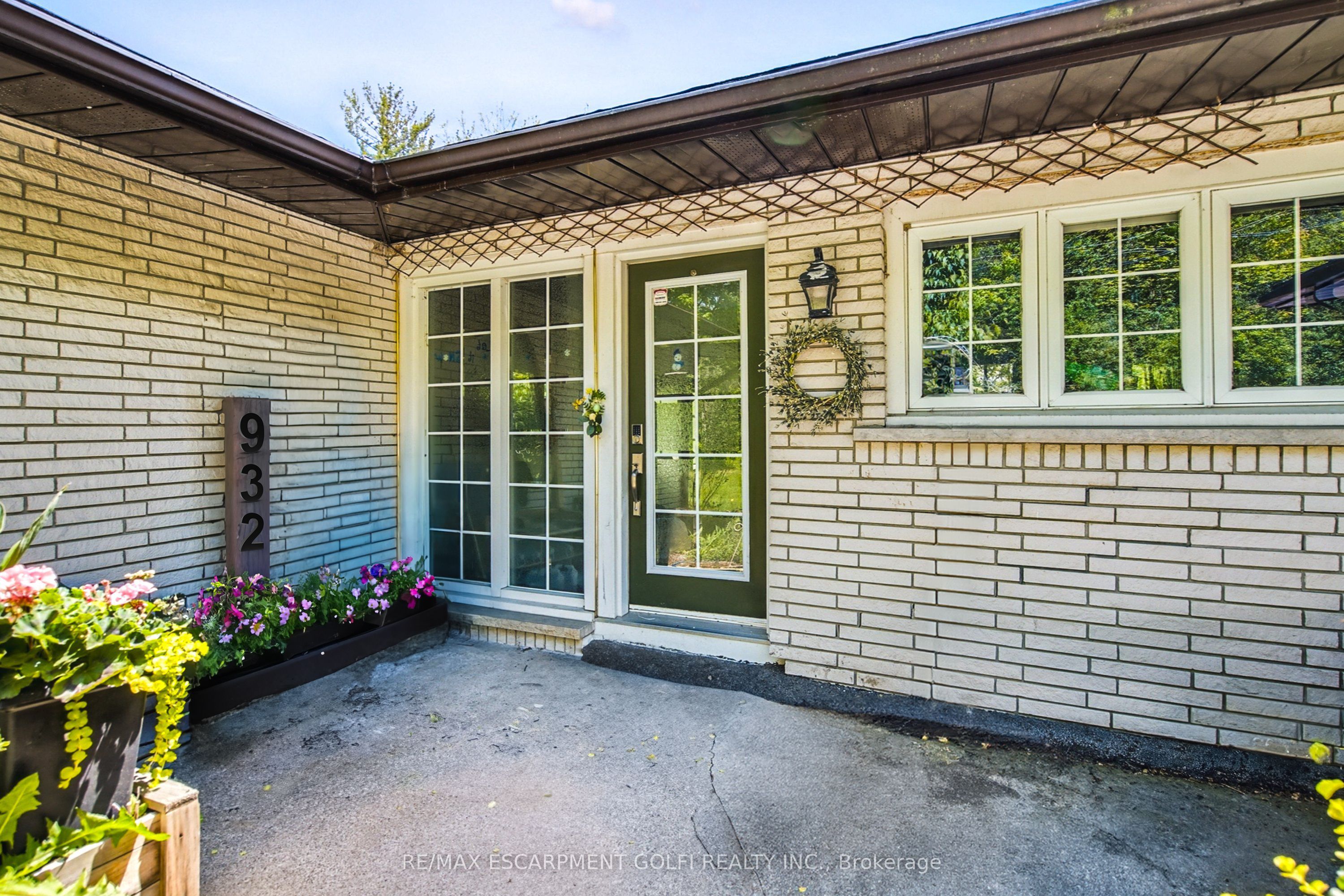 932 OLD DUNDAS Road
