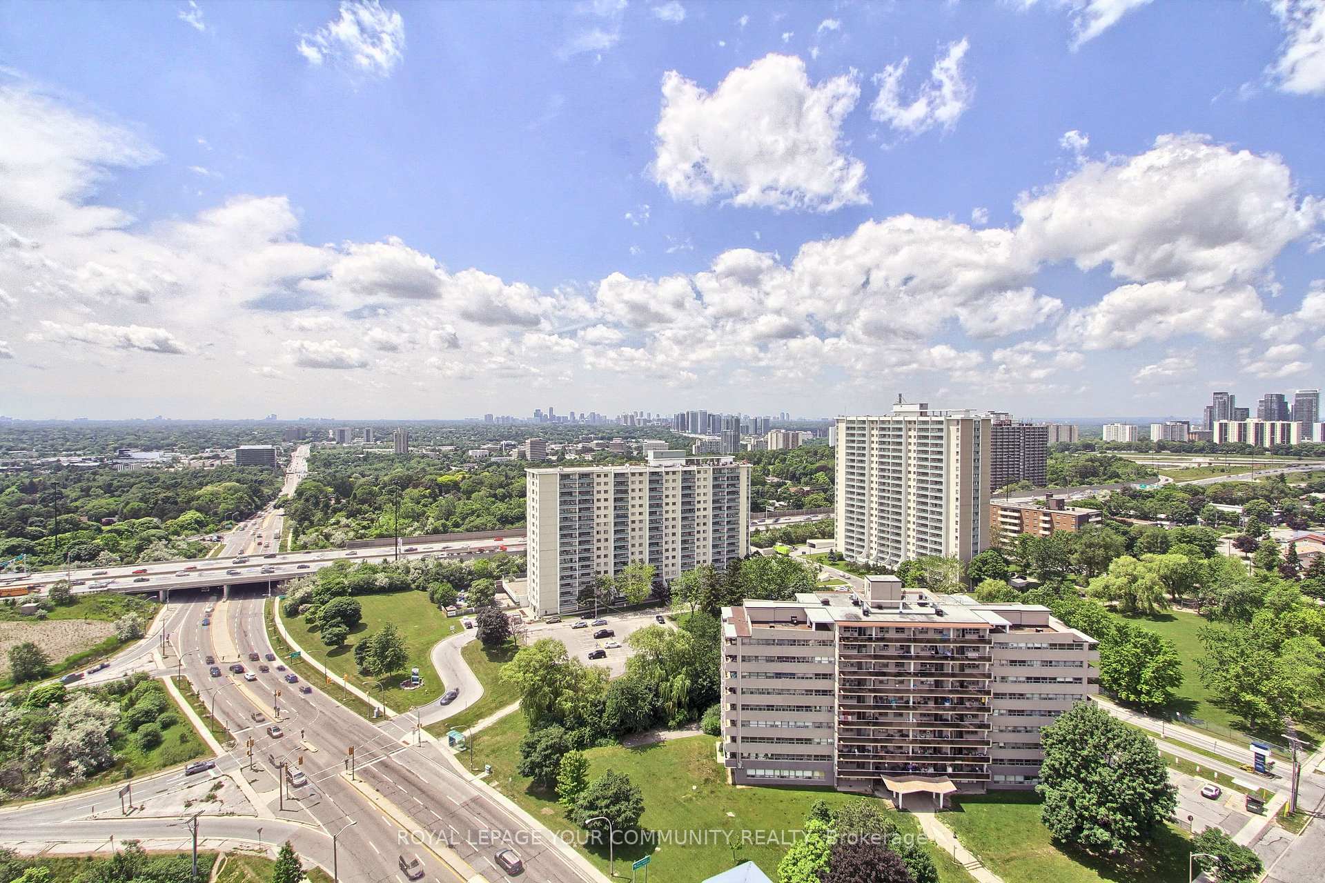 2 Bedrooms Condo at 10 Deerlick, Toronto For sale