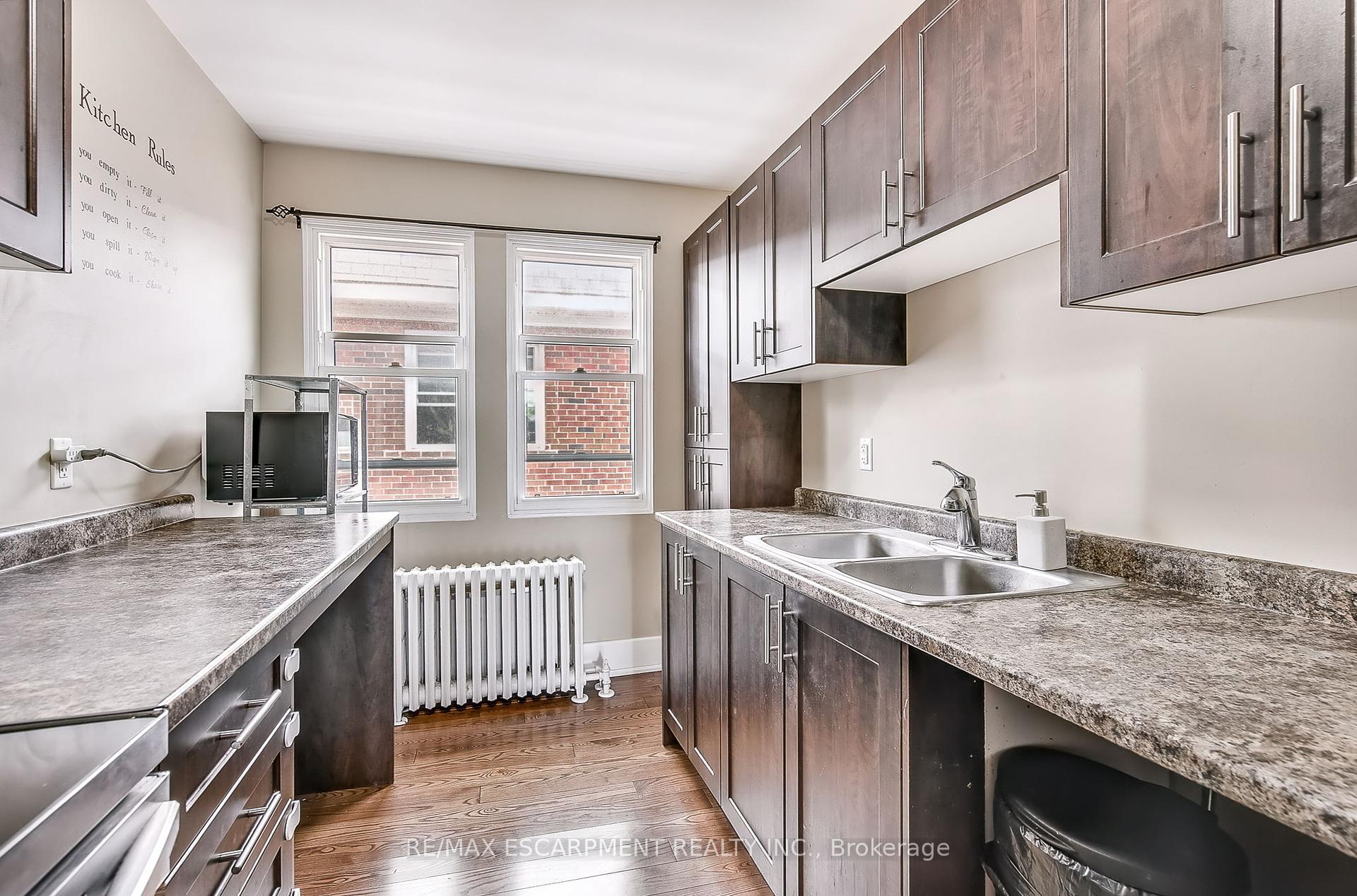 2 Bedrooms Condo at 25 Mountwood, Hamilton For sale