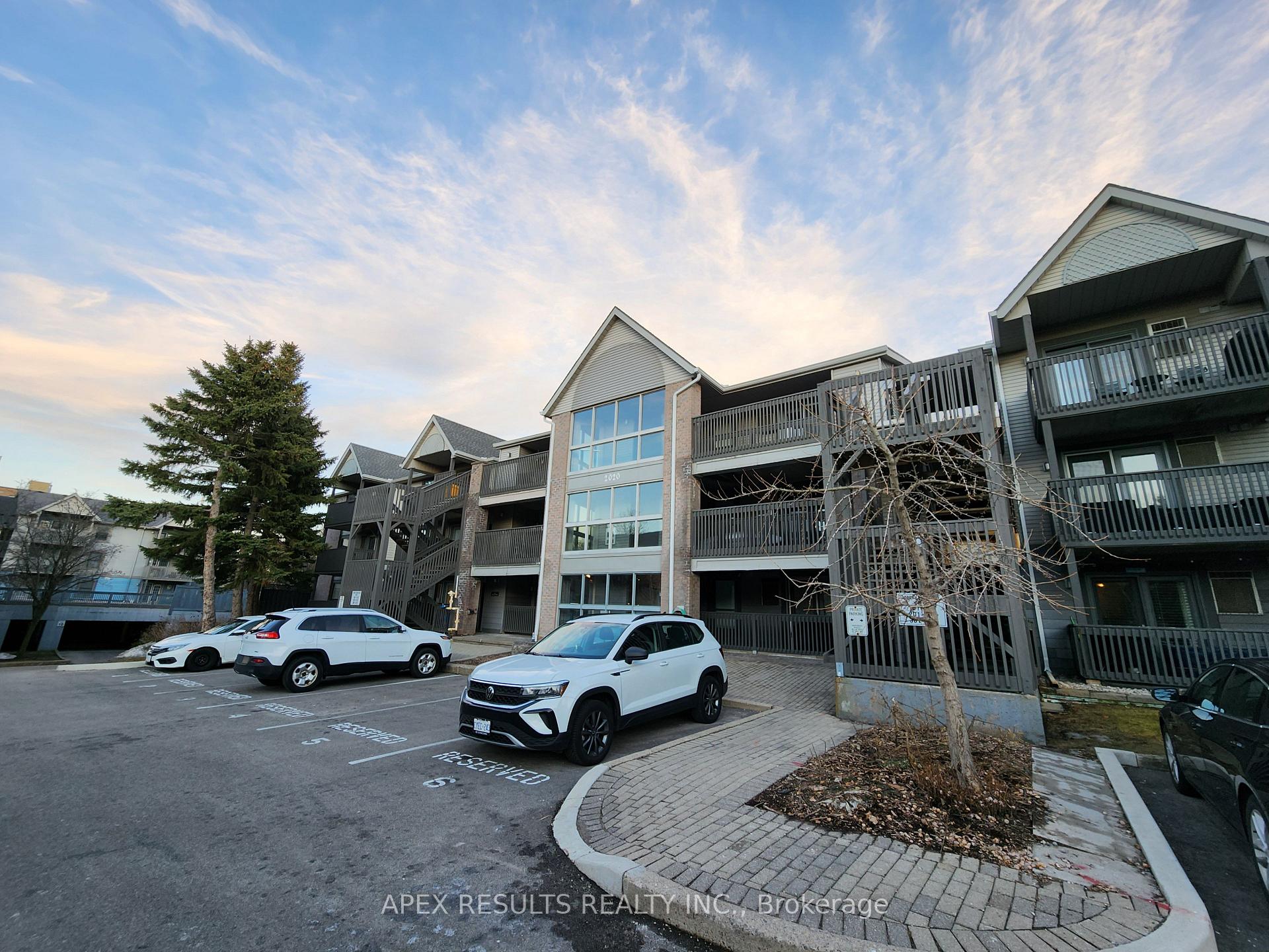 2 Bedrooms Condo at 2020 Cleaver, Burlington For sale