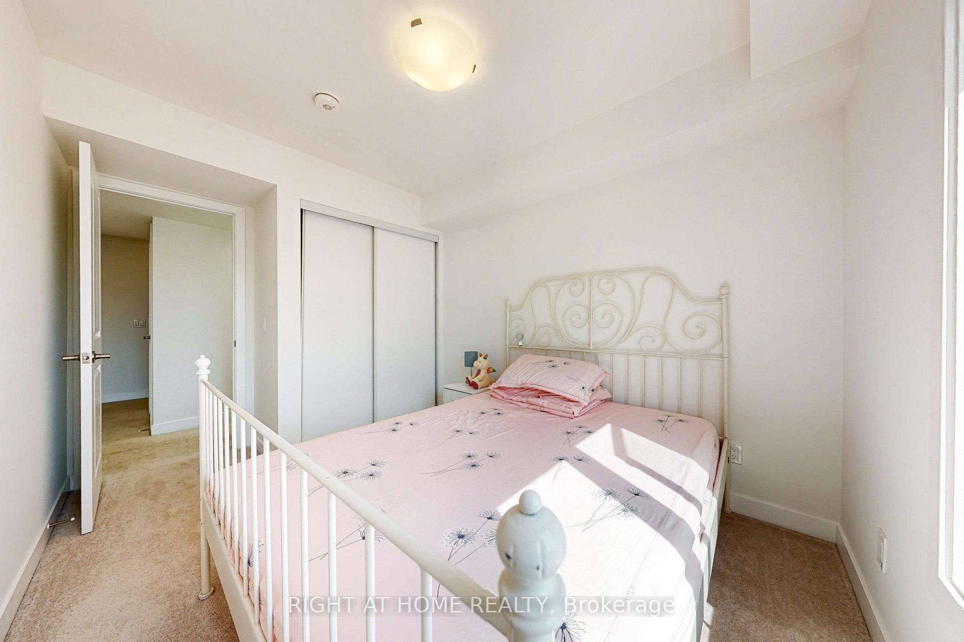 2 Bedrooms Condo at 3058 Sixth, Oakville For sale