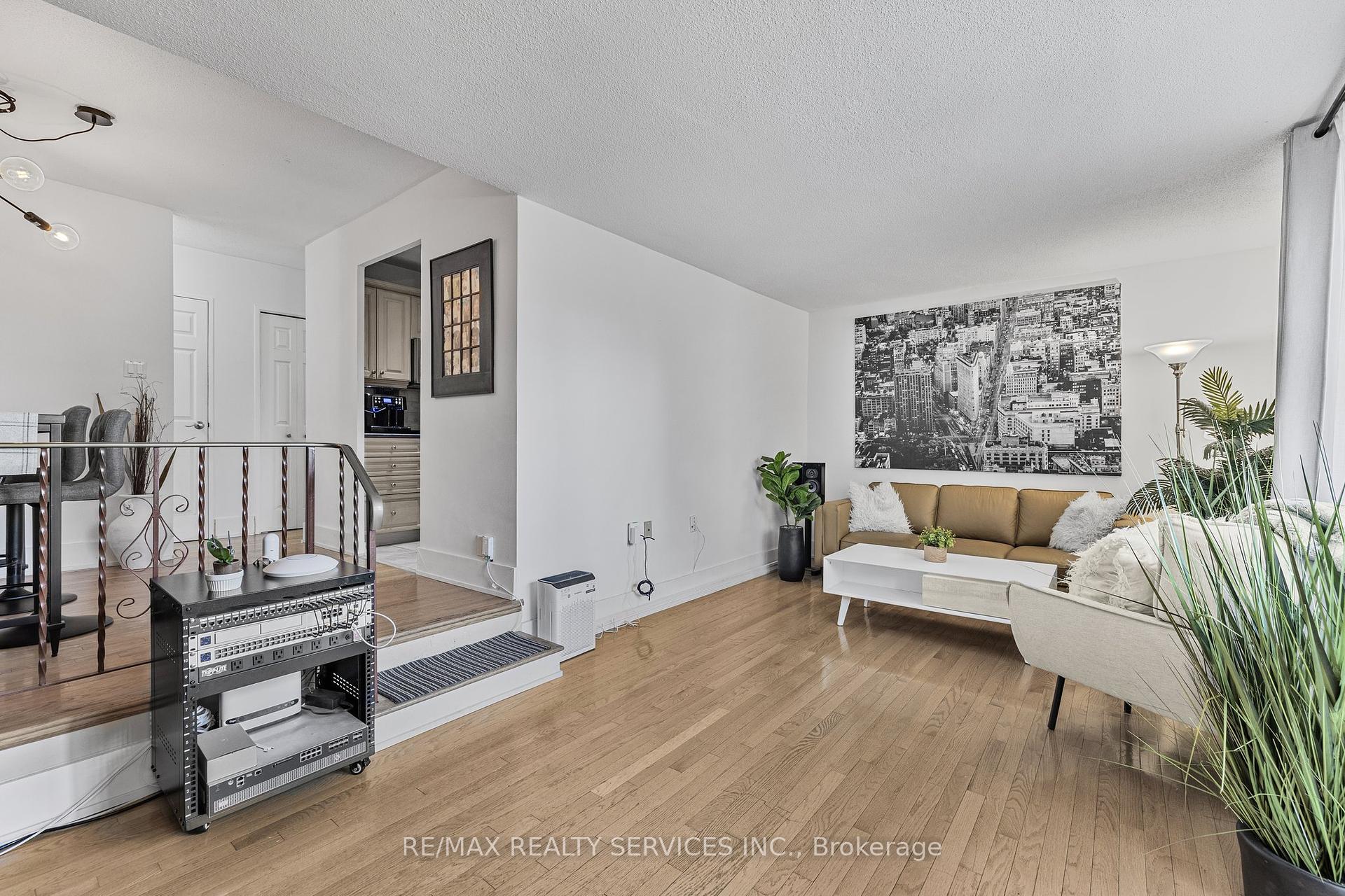 2 Bedrooms Condo at 15 Elizabeth, Mississauga For sale