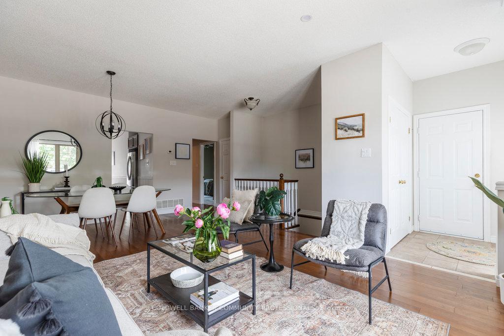 2 Bedrooms Condo at 130 Southbrook, Hamilton For sale