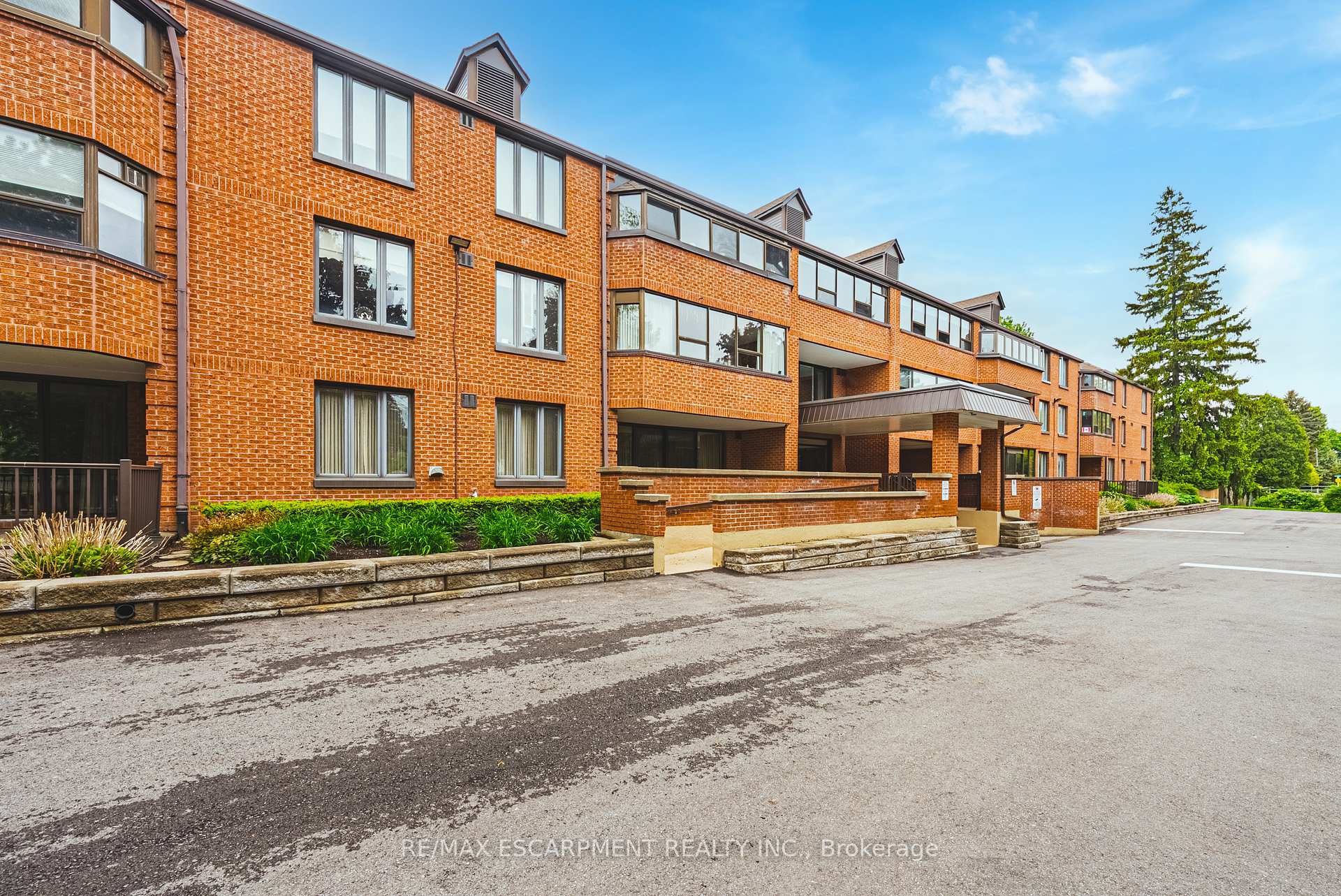 3 Bedrooms Condo at 150 WILSON, Hamilton For sale