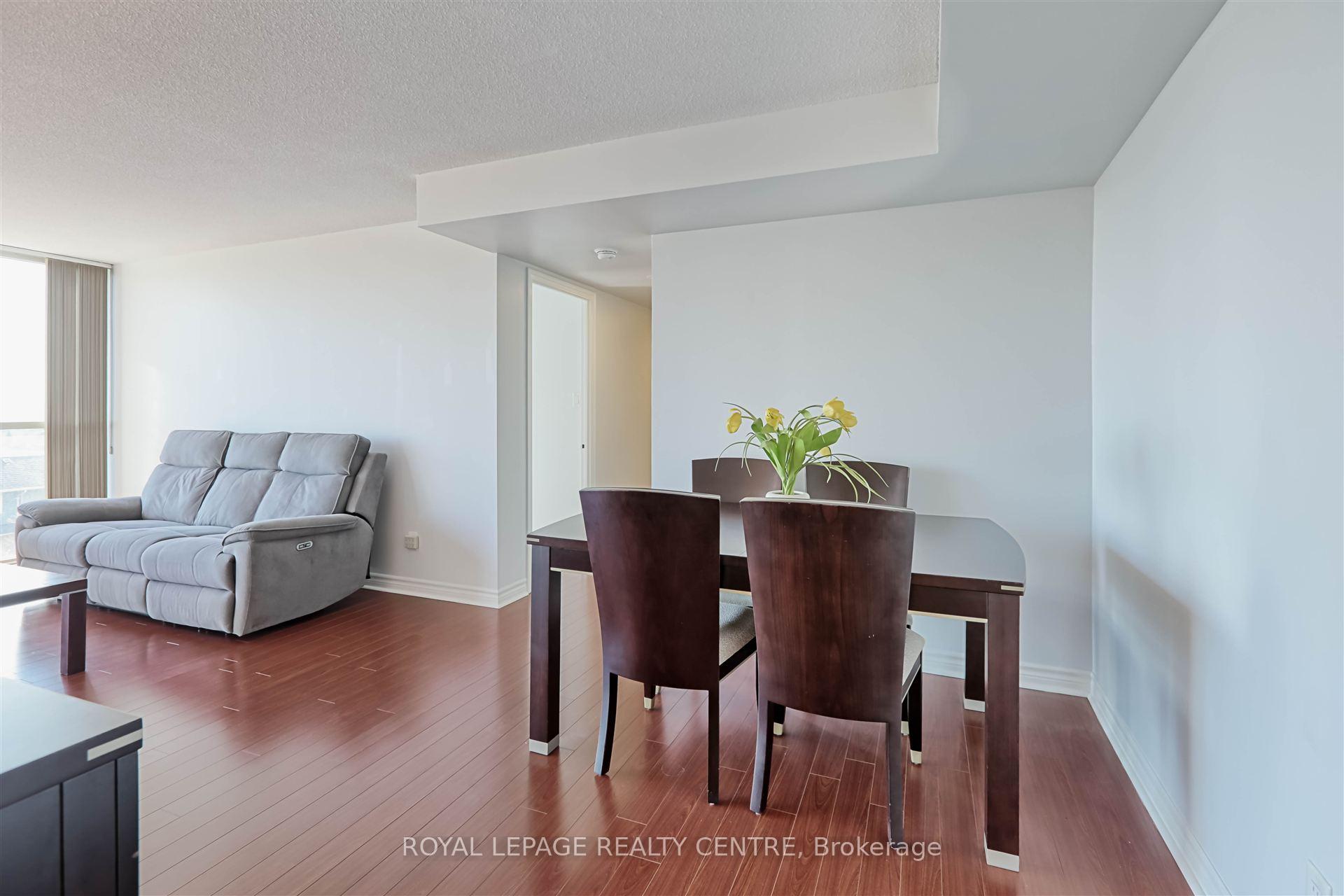 2 Bedrooms Condo at 880 Dundas,  Mississauga For sale