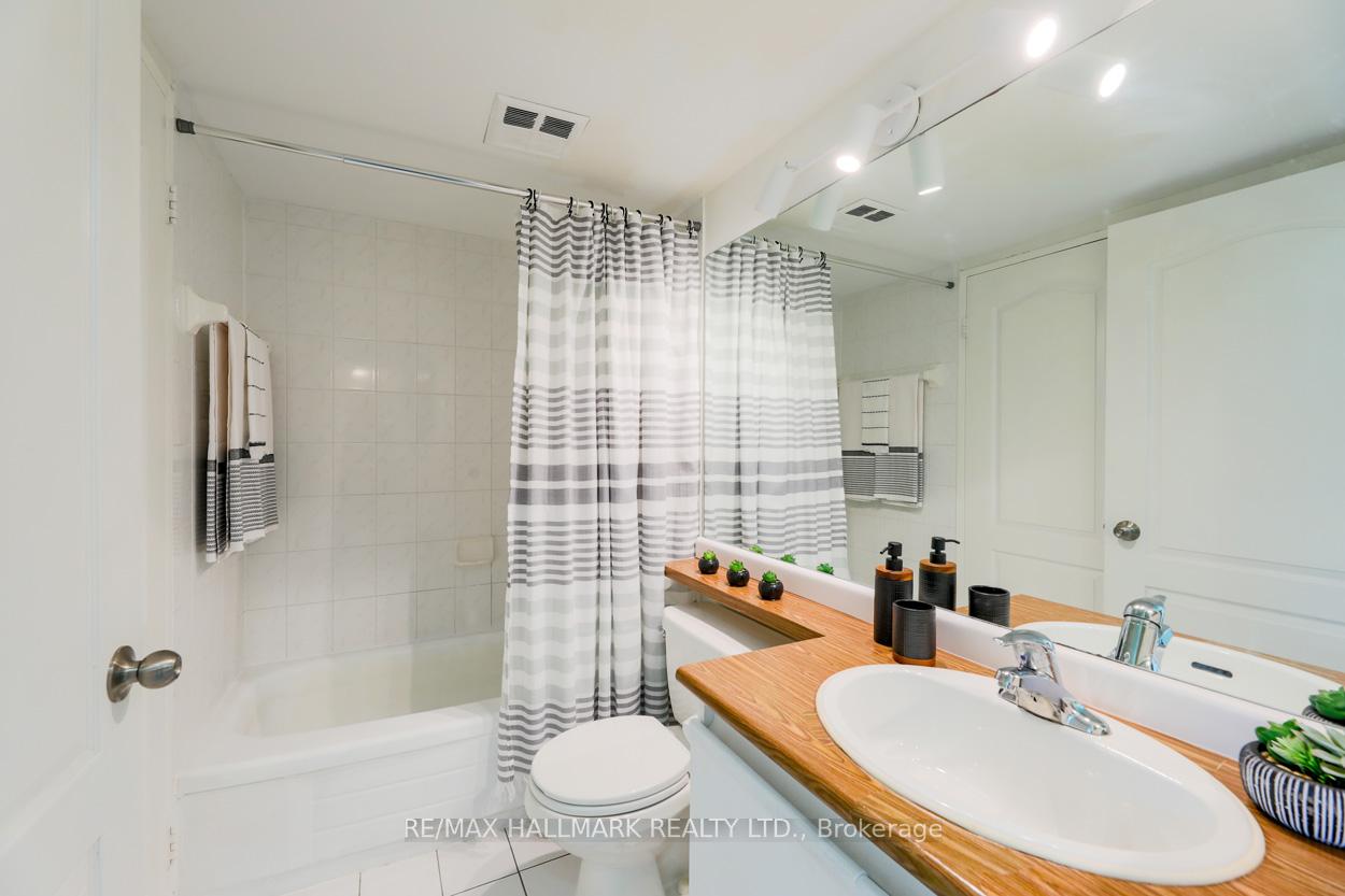 2 Bedrooms Condo at 1 Greystone Walk, Toronto For sale