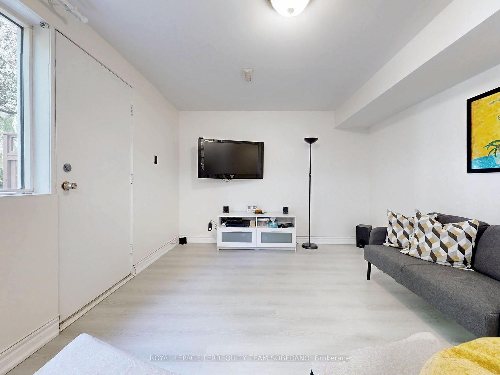 3 Bedrooms Condo at 8 Village Greenway, Toronto For sale