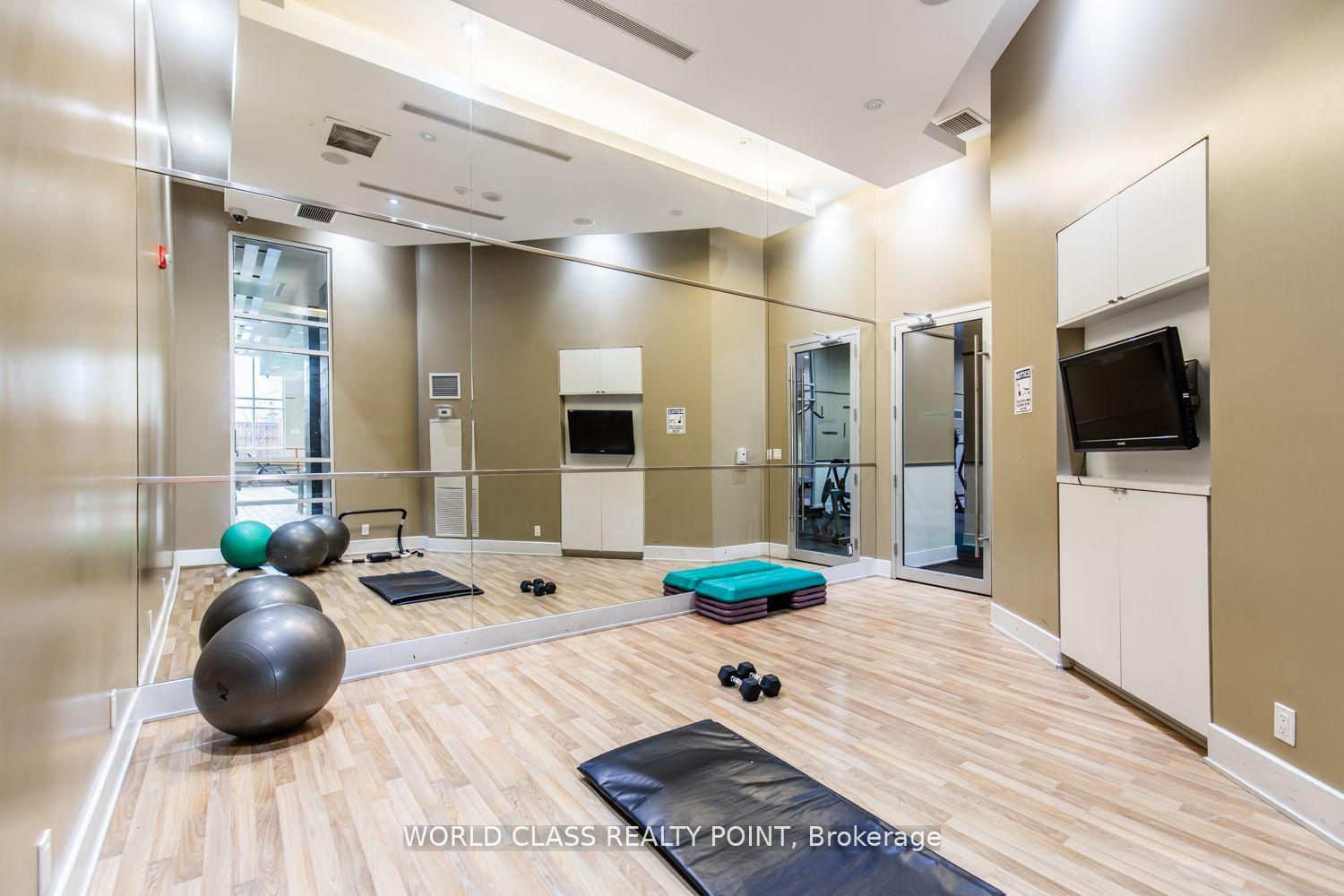 2 Bedrooms Condo at 330 Burnhamthorpe, Mississauga For sale