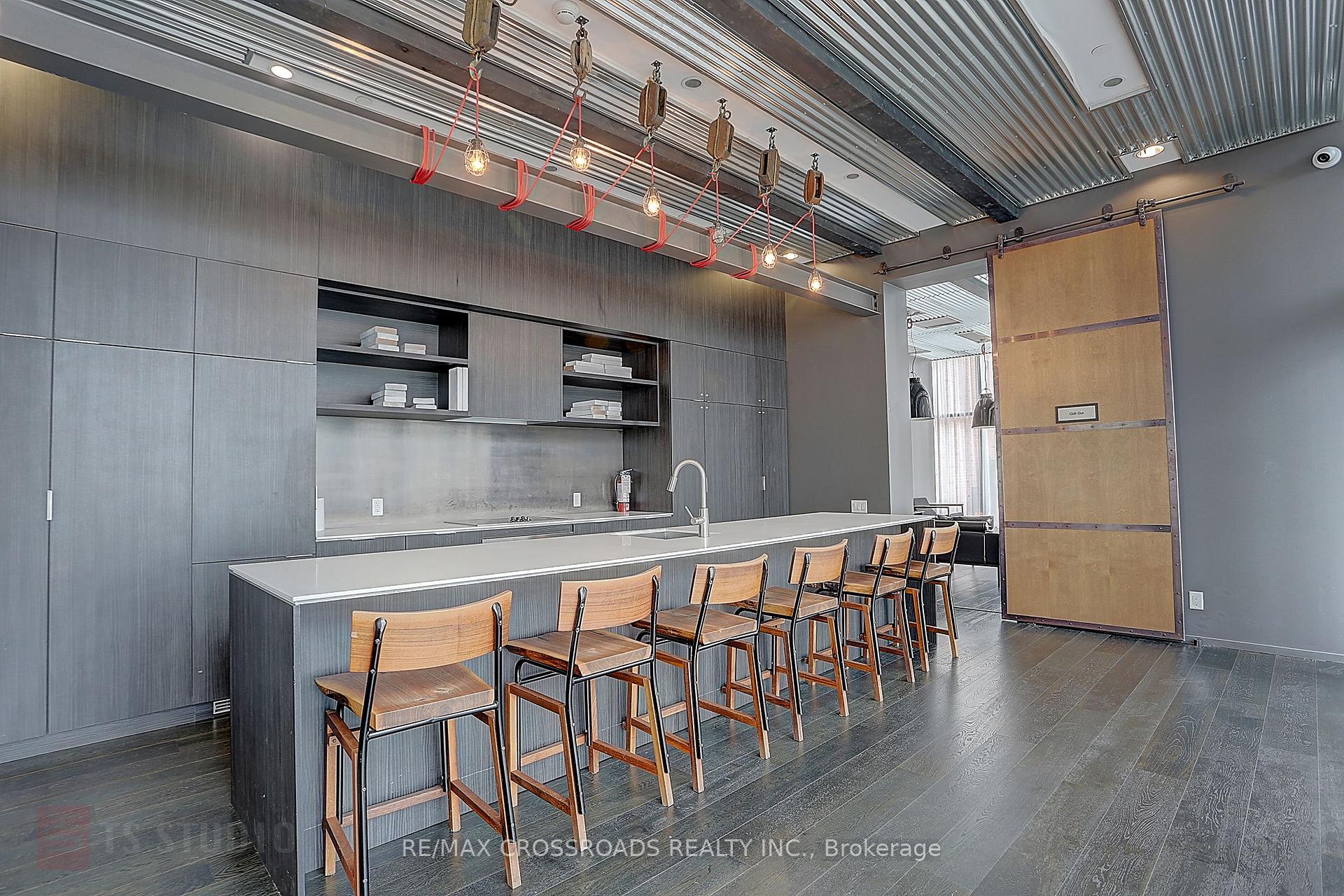 2 Bedrooms Condo at 5 St Joseph, Toronto For sale