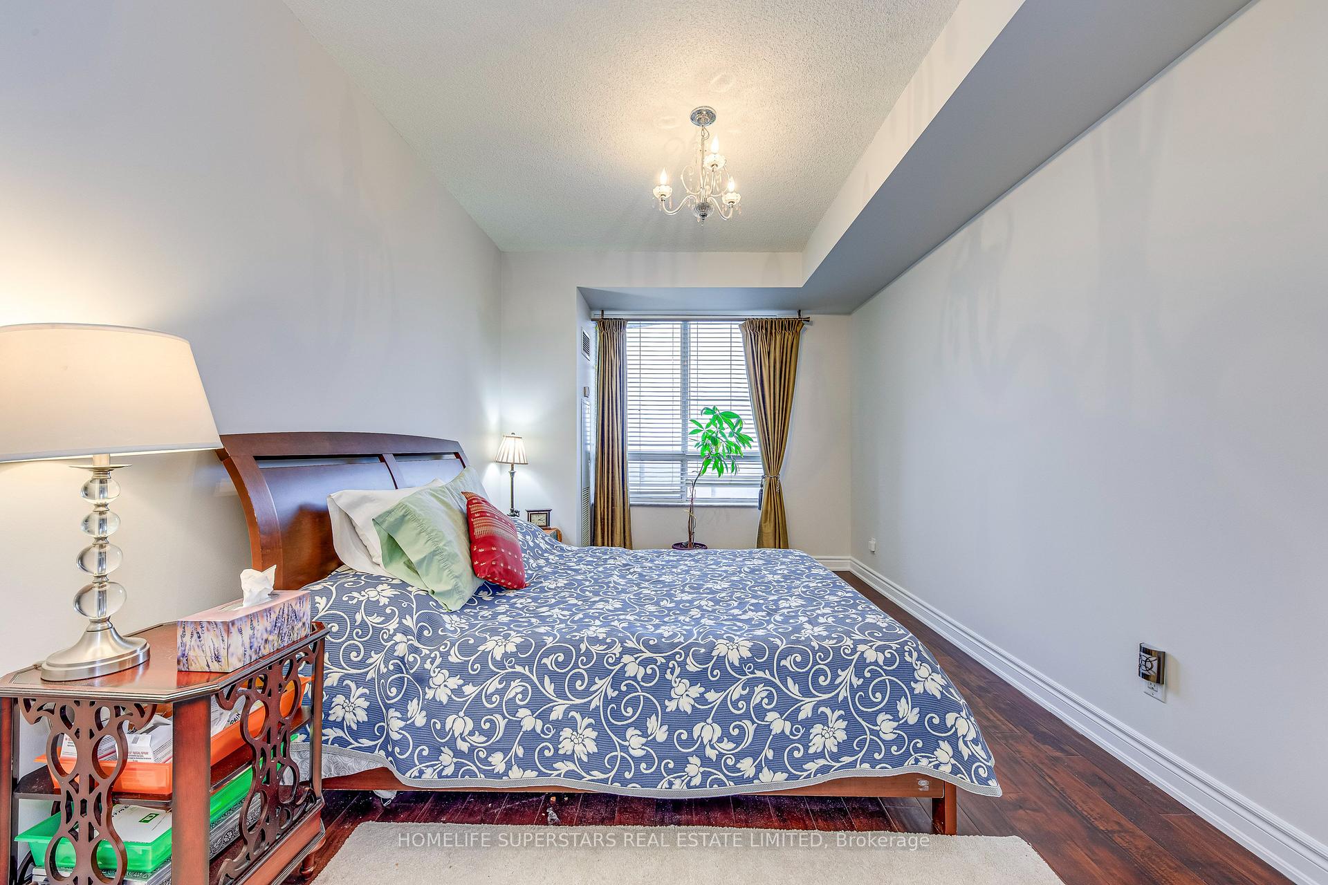 3 Bedrooms Condo at 25 Kingsbridge Garden, Mississauga For sale