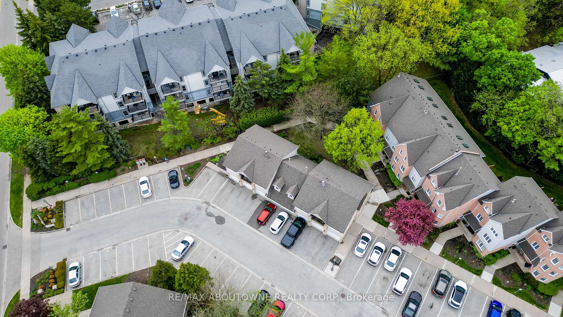 2 Bedrooms Condo at 2110 Cleaver, Burlington For sale
