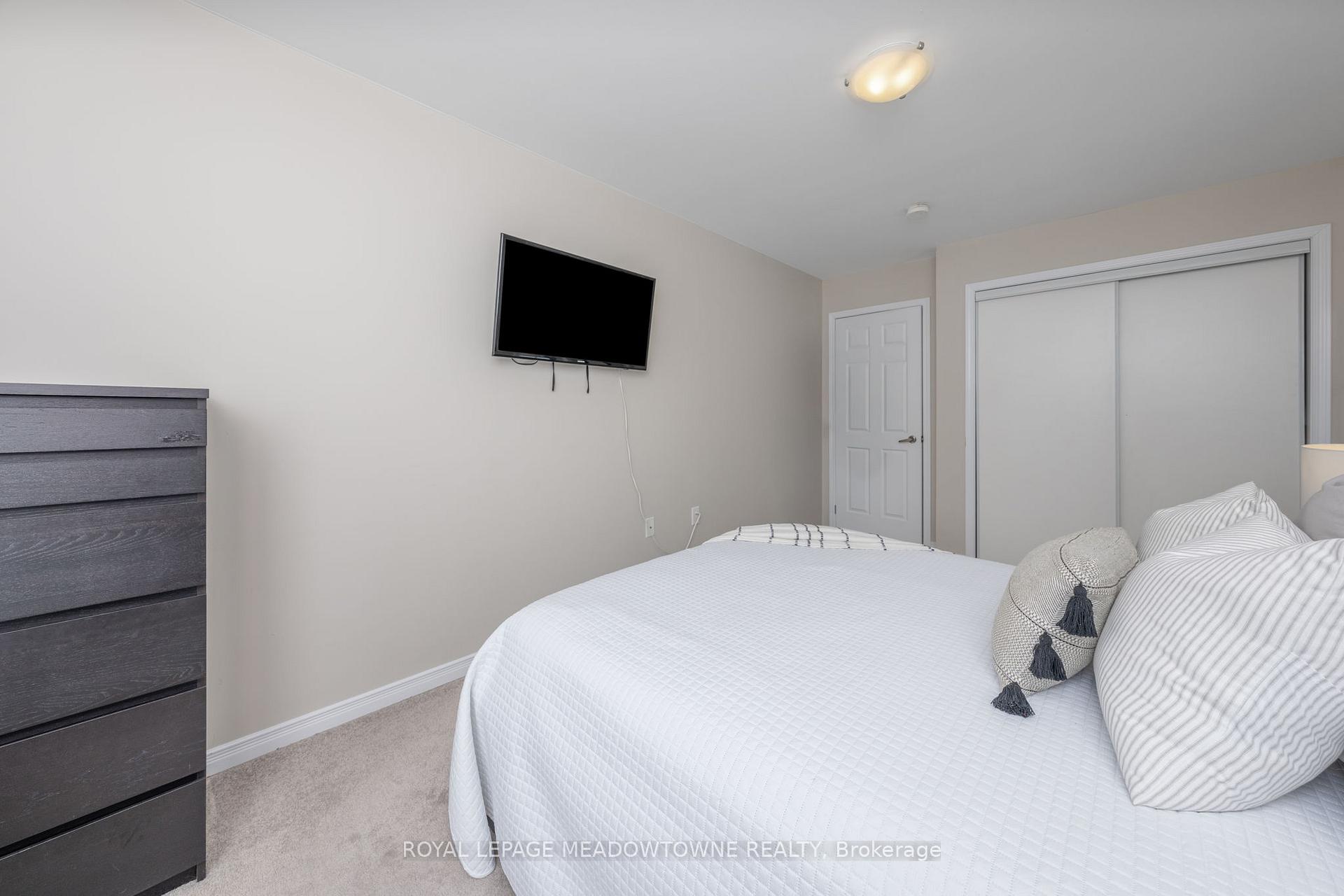 3 Bedrooms Condo at 2441 Greenwich, Oakville For sale