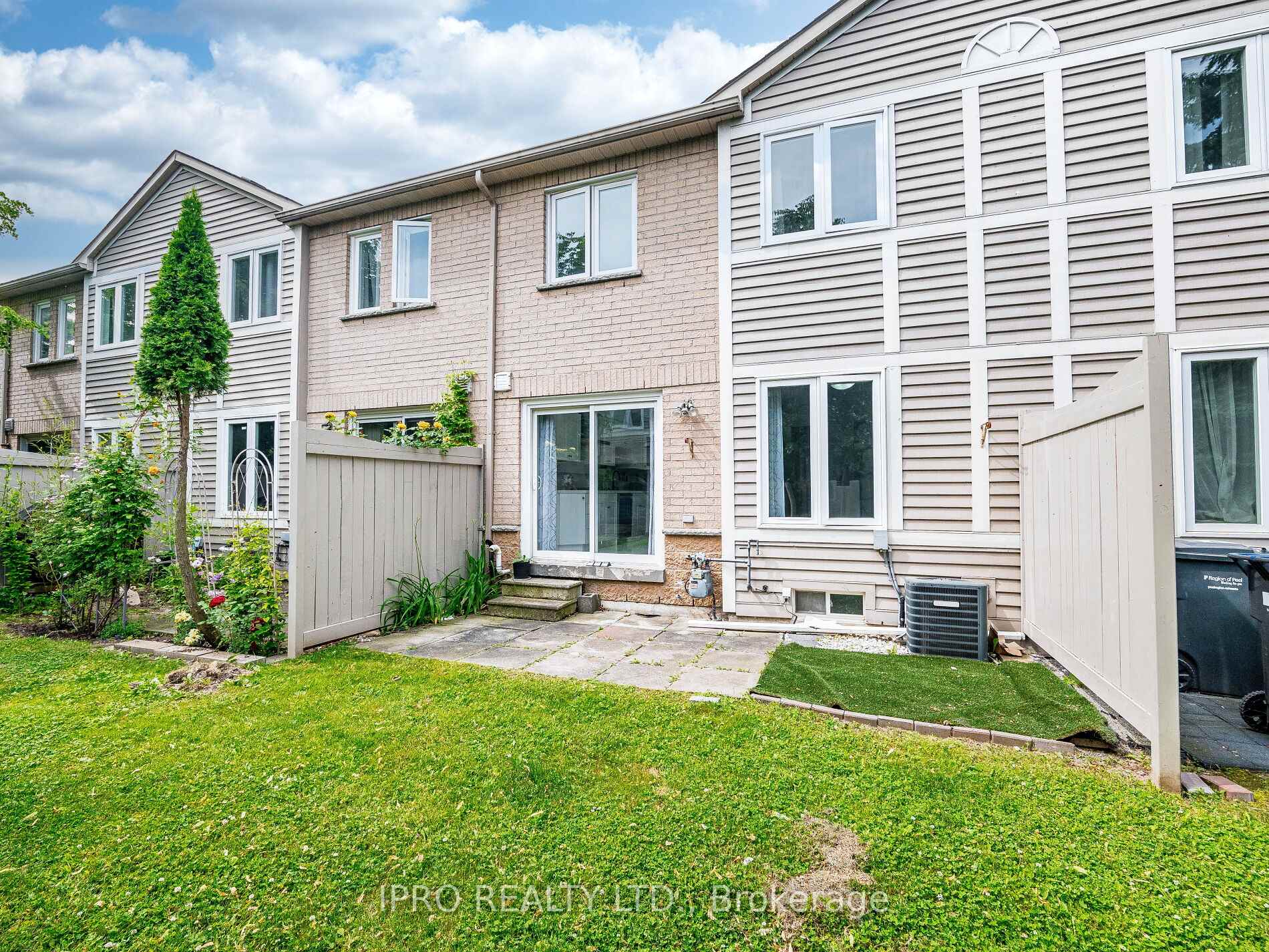 4 Bedrooms Condo at 833 Scollard, Mississauga For sale