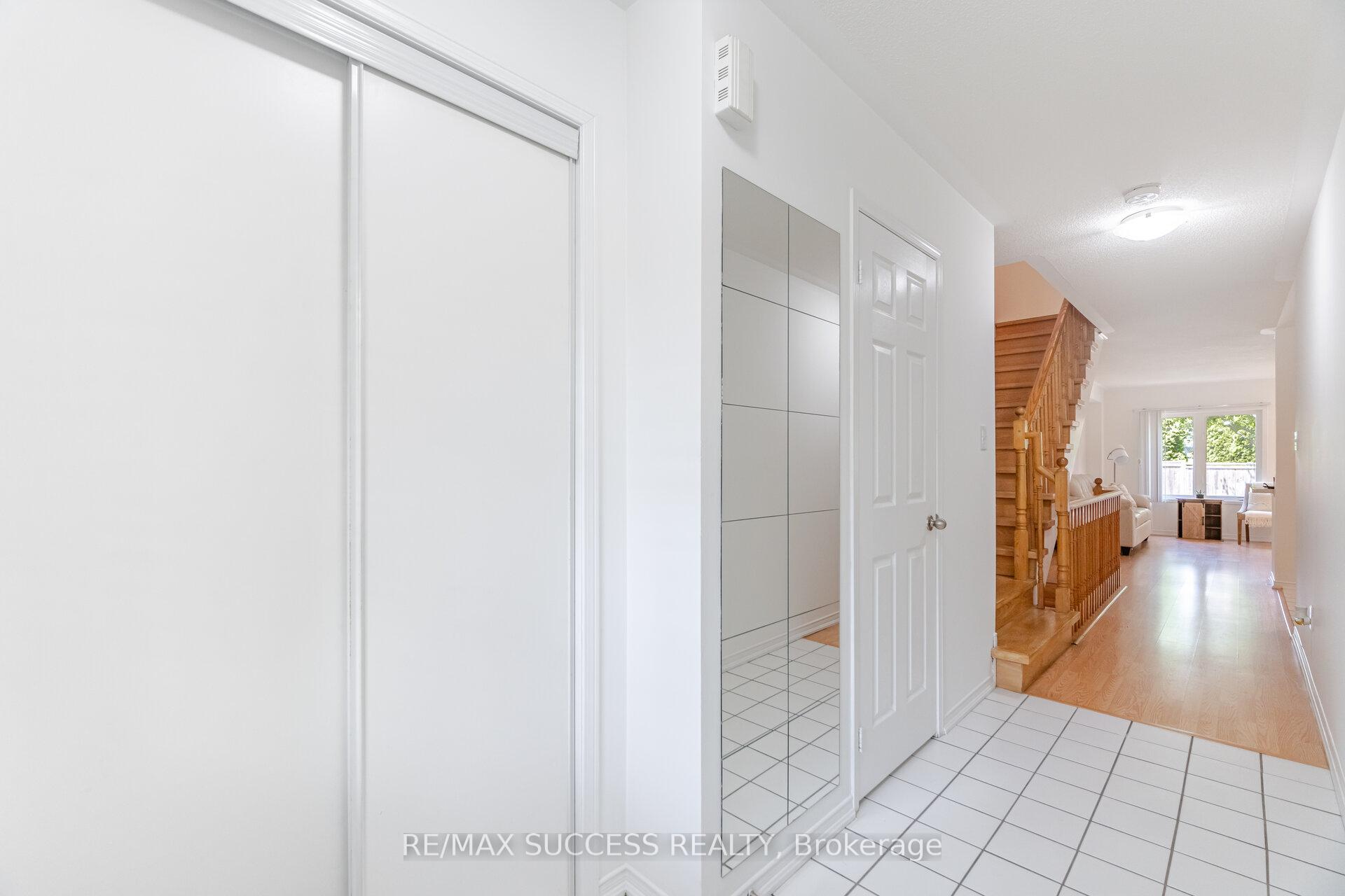 3 Bedrooms Condo at 5255 Palmetto, Mississauga For sale
