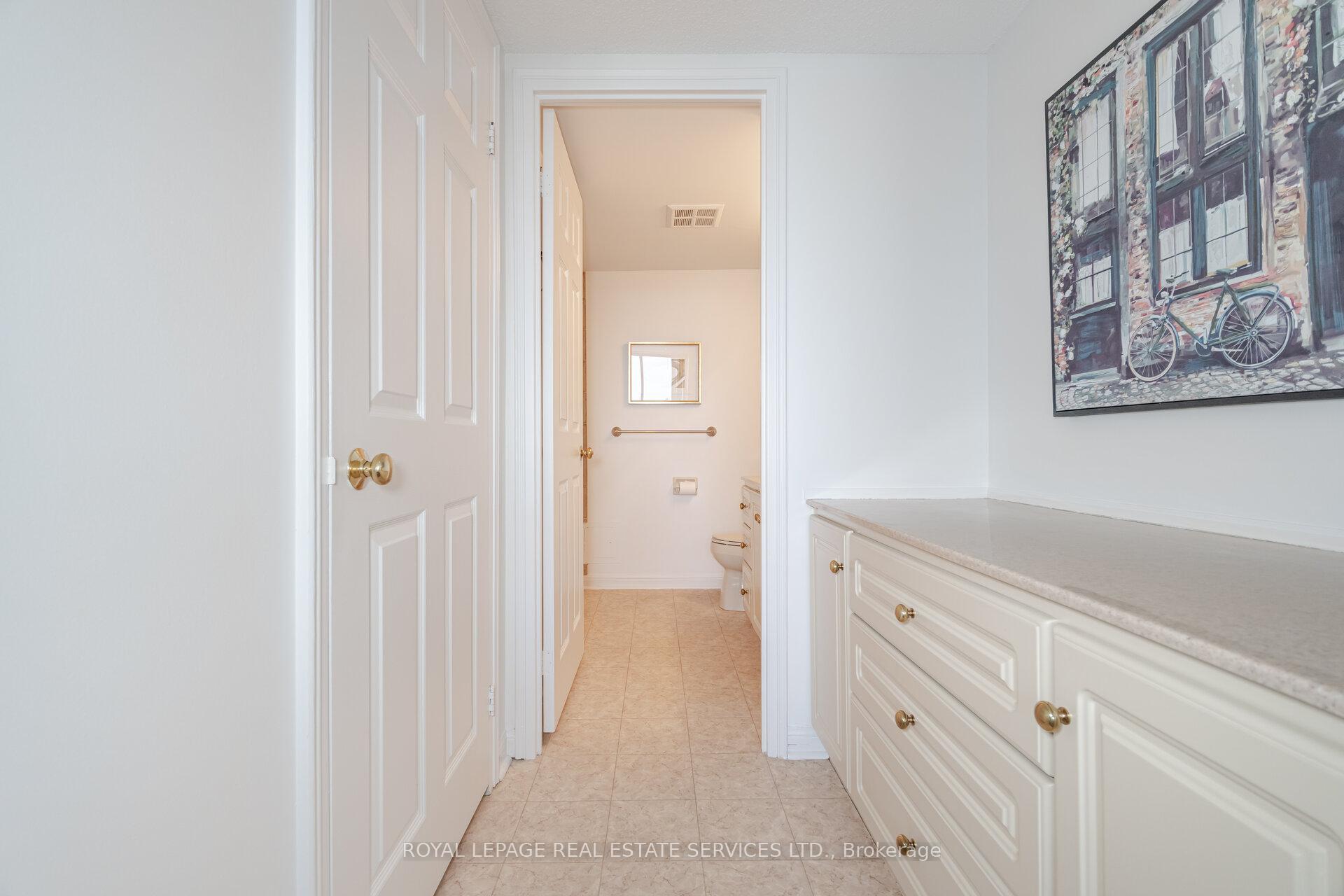 2 Bedrooms Condo at 40 Richview, Toronto For sale