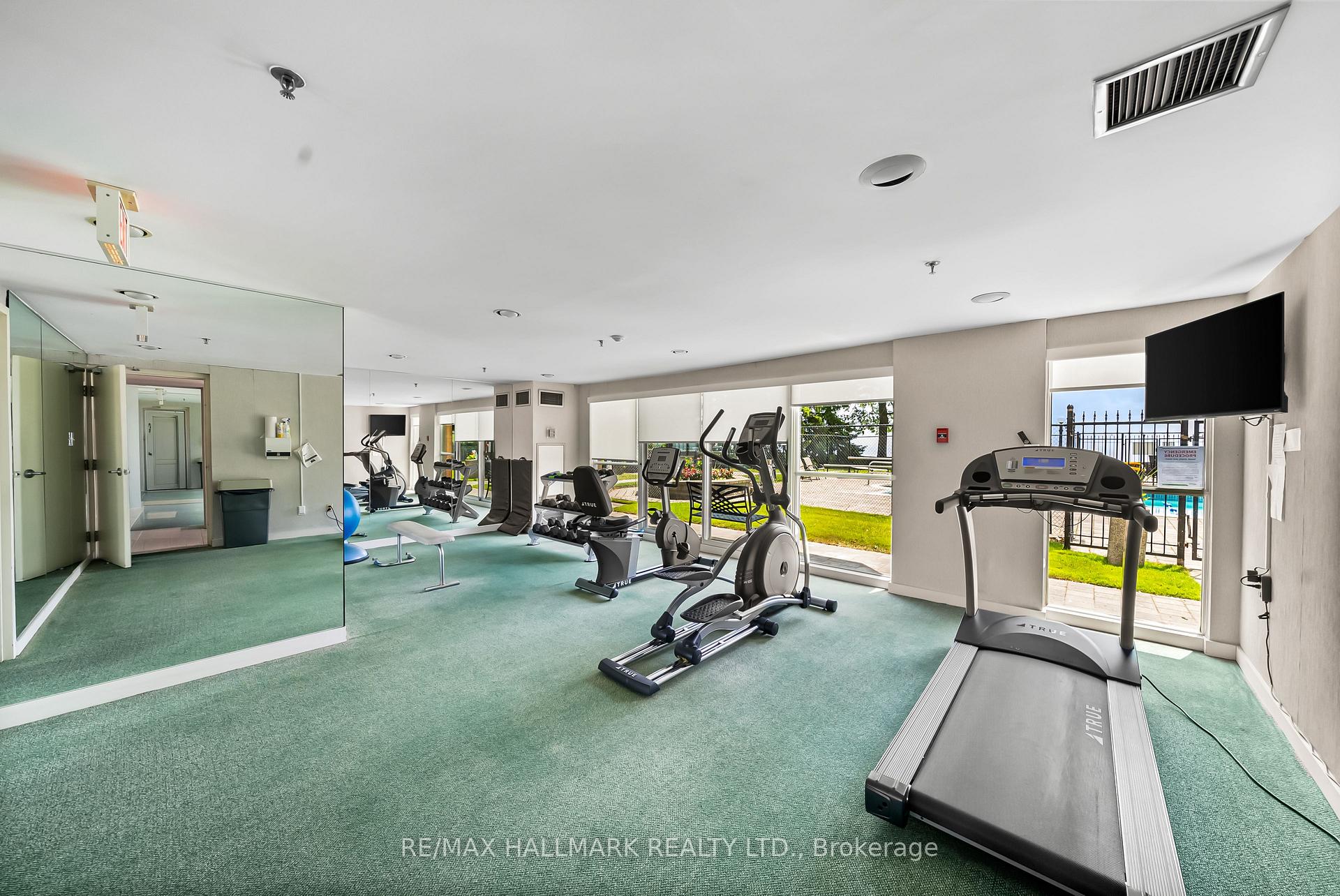 2 Bedrooms Condo at 2210 Lakeshore, Burlington For sale