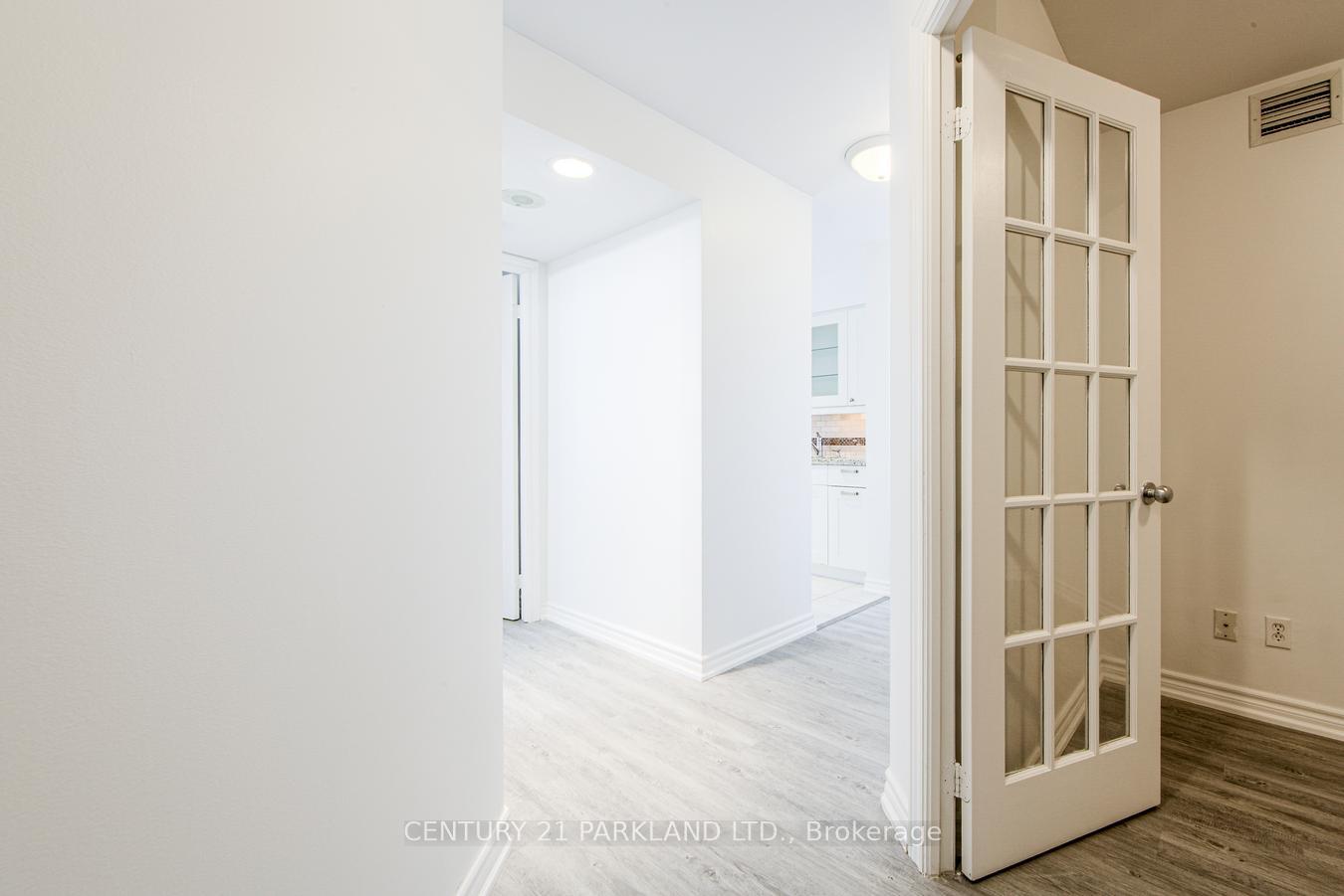 3 Bedrooms Condo at 8 Rean, Toronto For sale