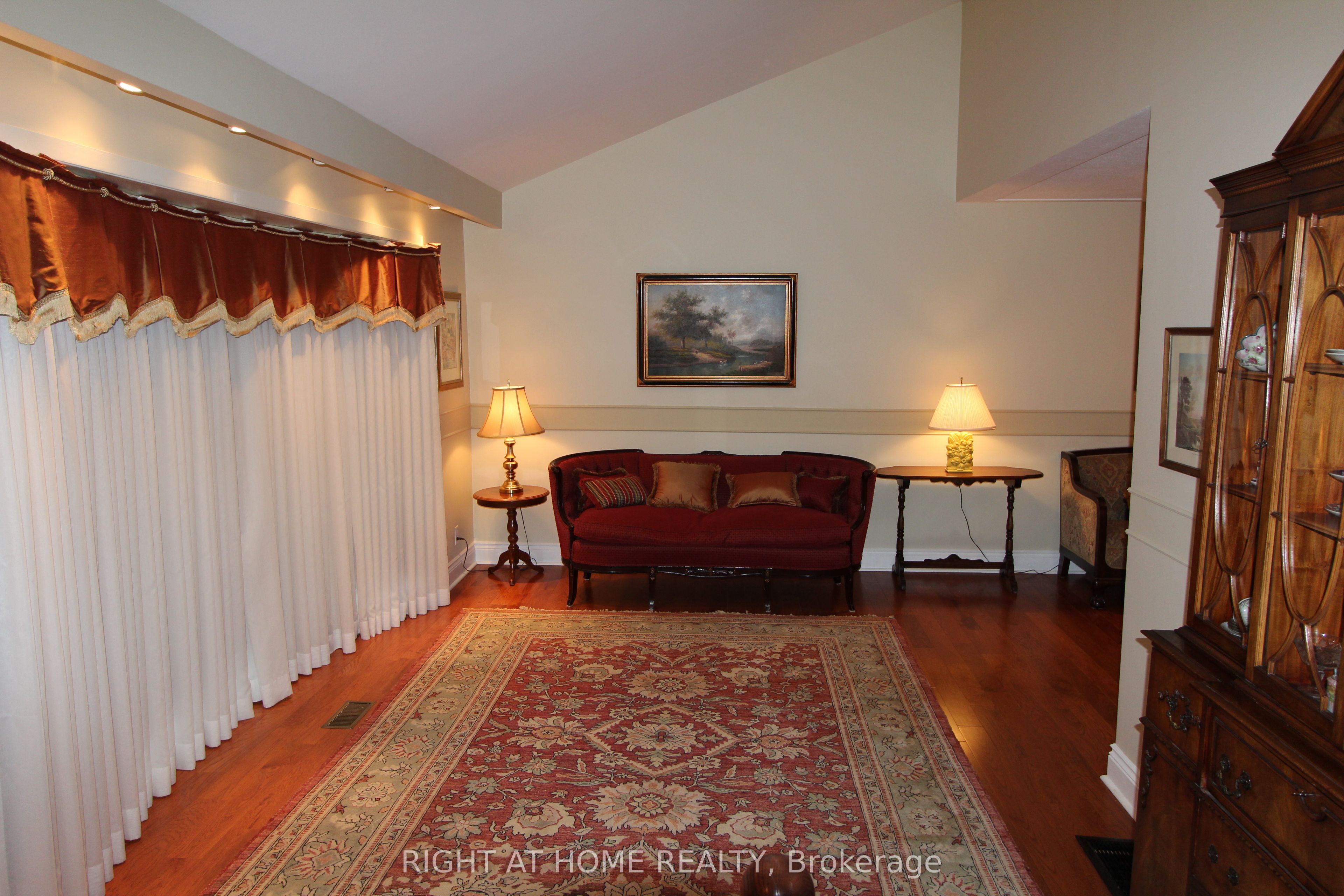 5206 Mulberry Drive, Burlington, ON L7L 3P4
