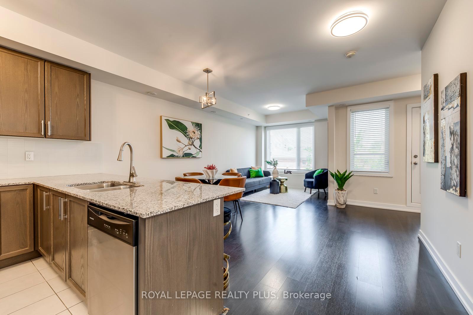 2 Bedrooms Condo at 10 Drummond, Toronto For sale