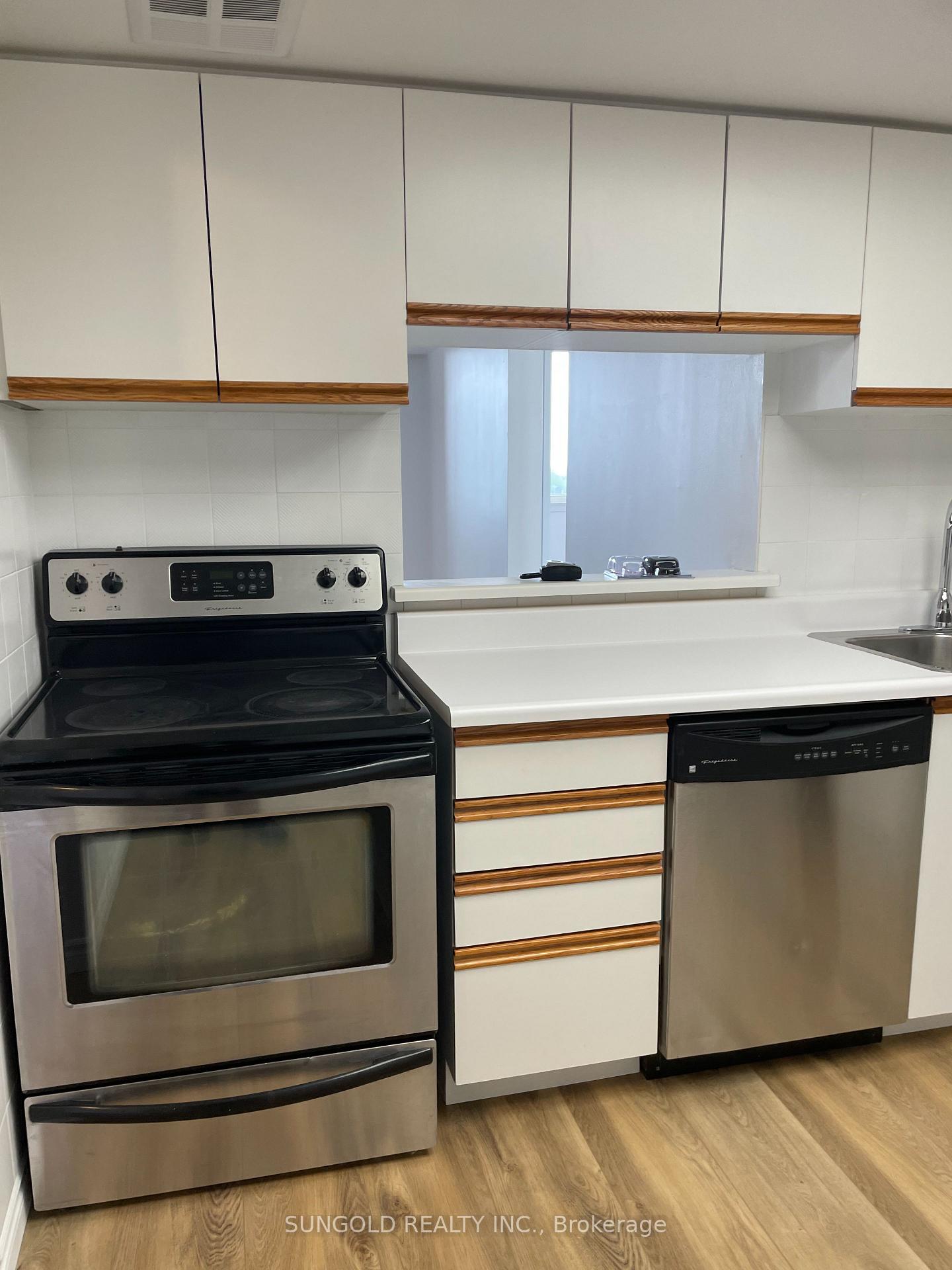 3 Bedrooms Condo at 30 Thunder, Toronto For sale