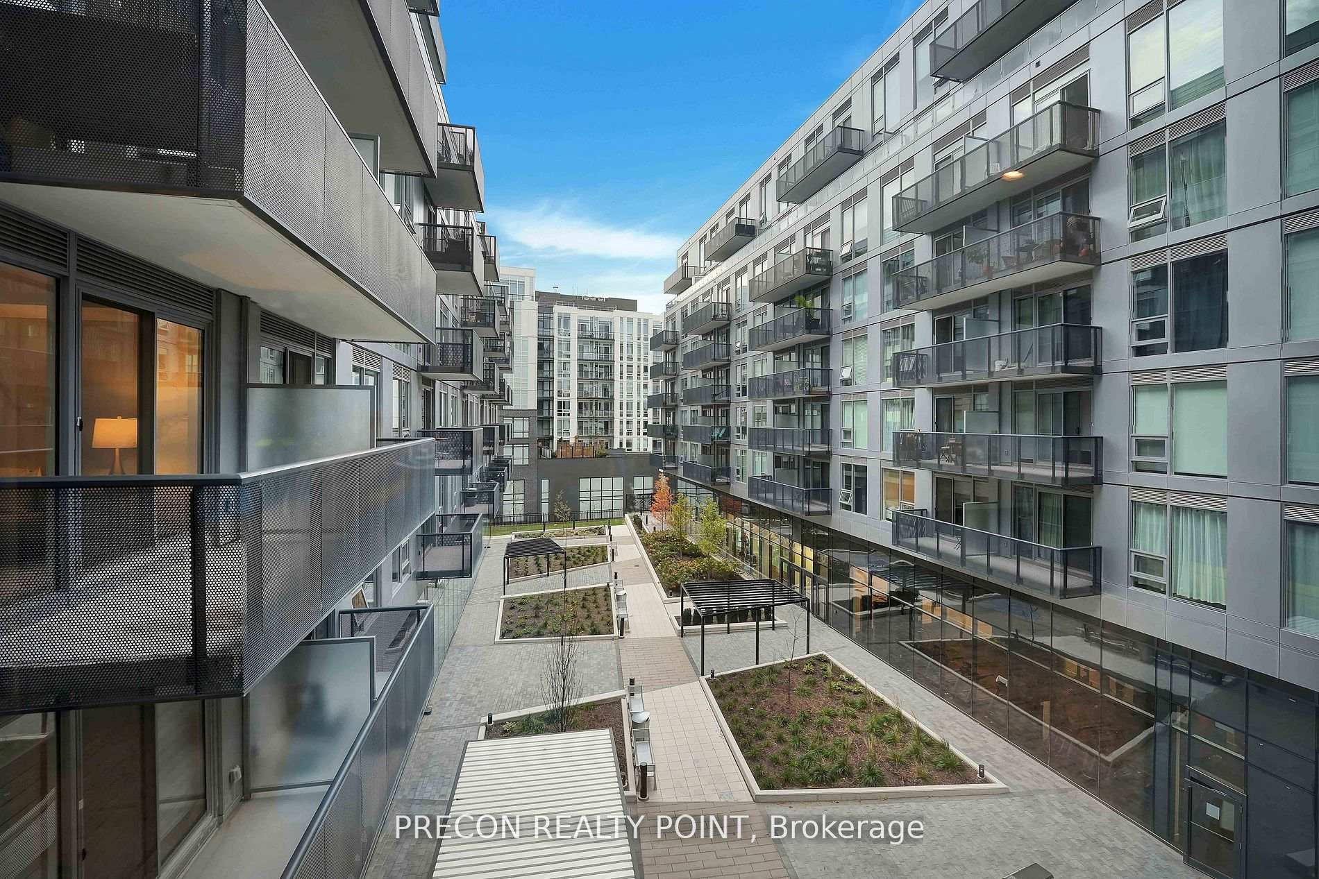 2 Bedrooms Condo at 2450 Old Bronte, Oakville For sale