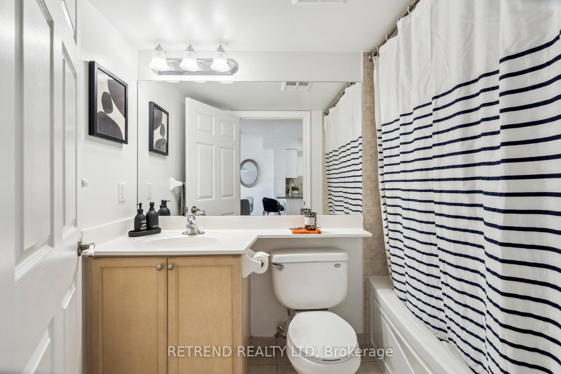 2 Bedrooms Condo at 15 Greenview, Toronto For sale