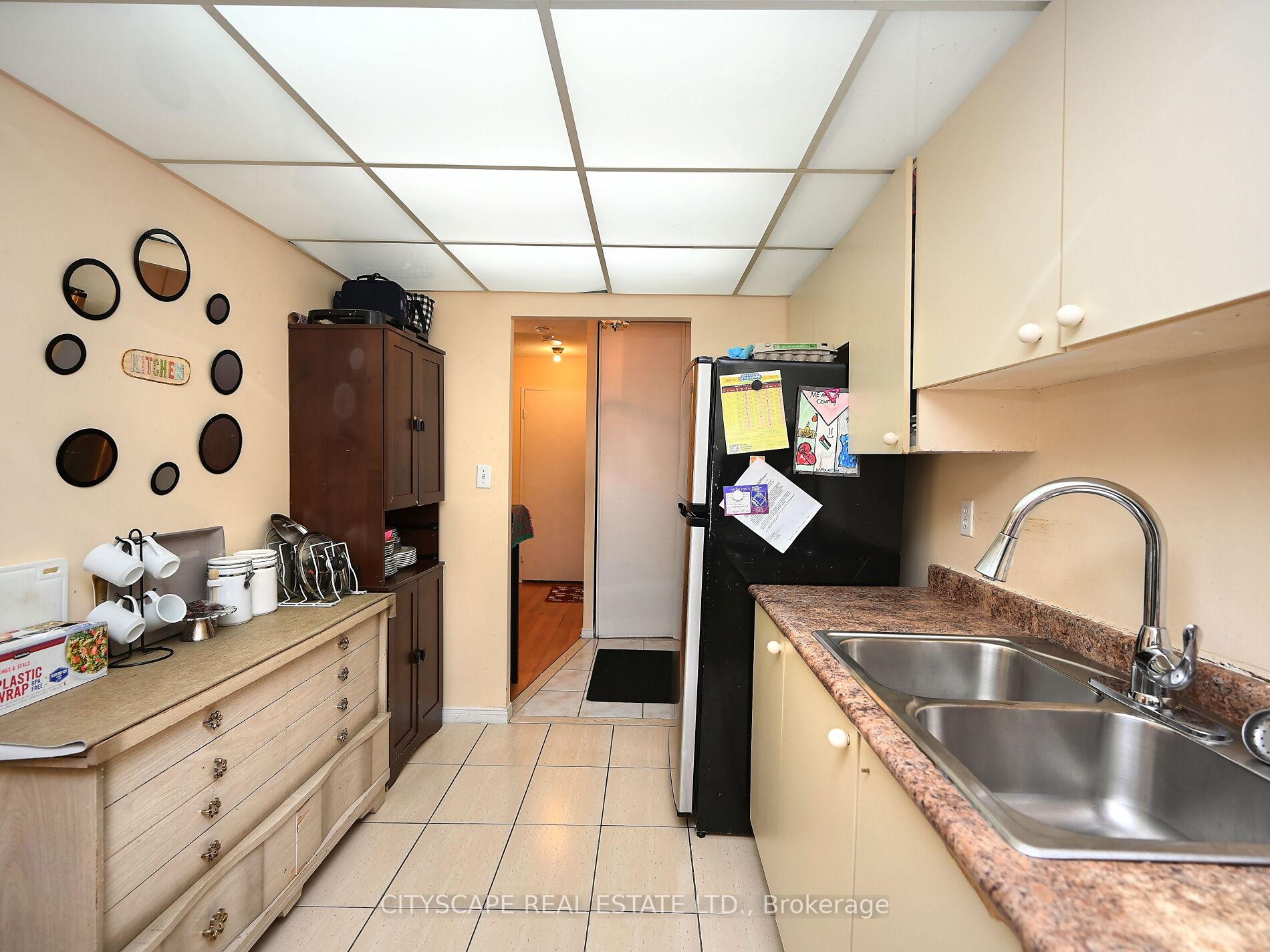 3 Bedrooms Condo at 145 Hillcrest, Mississauga For sale