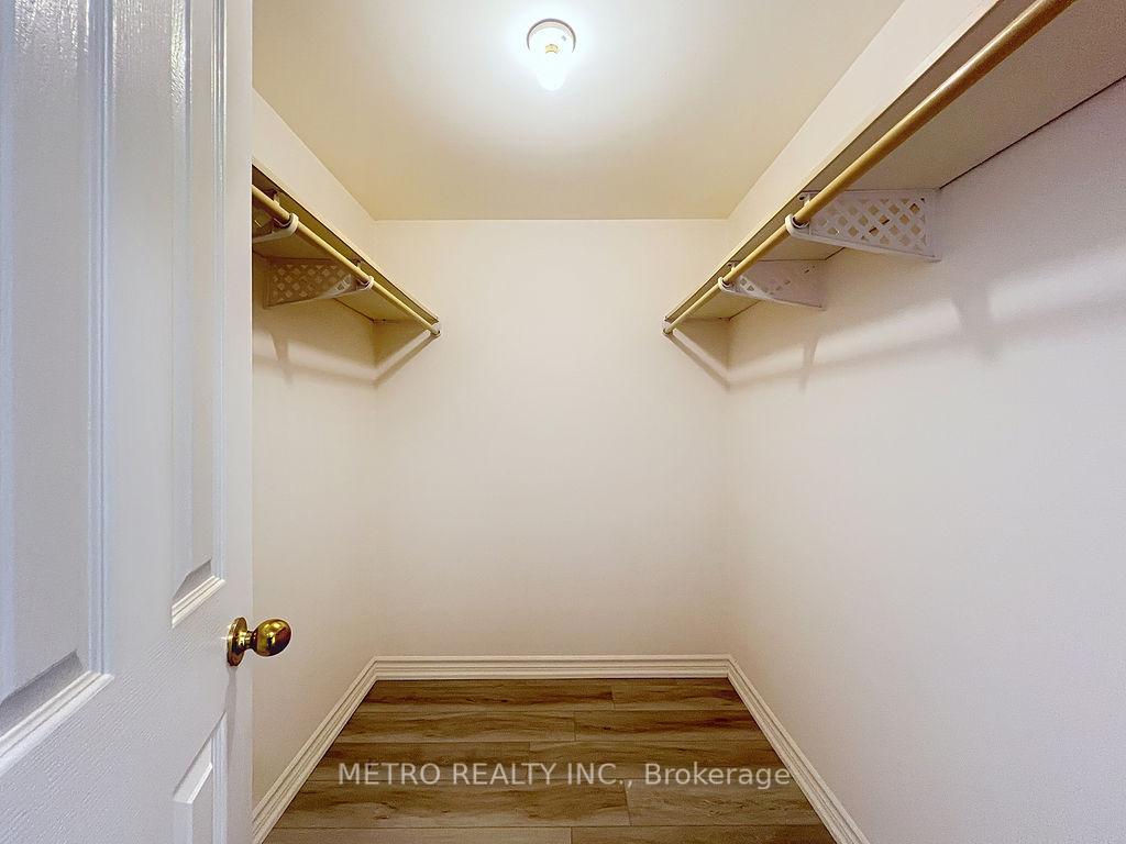 3 Bedrooms Condo at 18 Hollywood, Toronto For sale